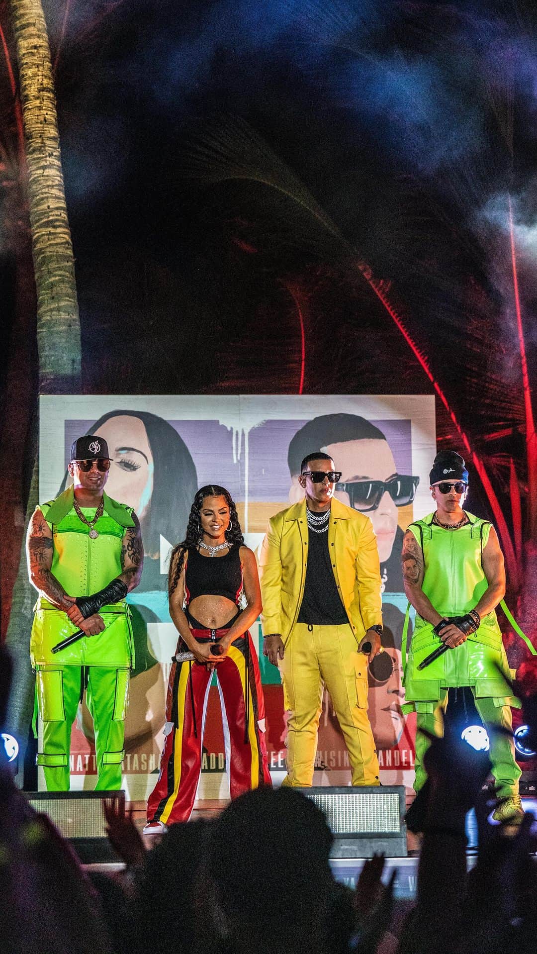 ヤンデルのインスタグラム：「Que temaso #MayorQueUsted Gracias a @nattinatasha @pinaracords1. Por hacernos parte de este exito! @daddyankee siempre es un honor colaborar con usted! @premiosjuventud Ustedes nos vieron crecer agradecido de por vida! ❤️‍🔥🙏🏻 Una noche muy especial!」