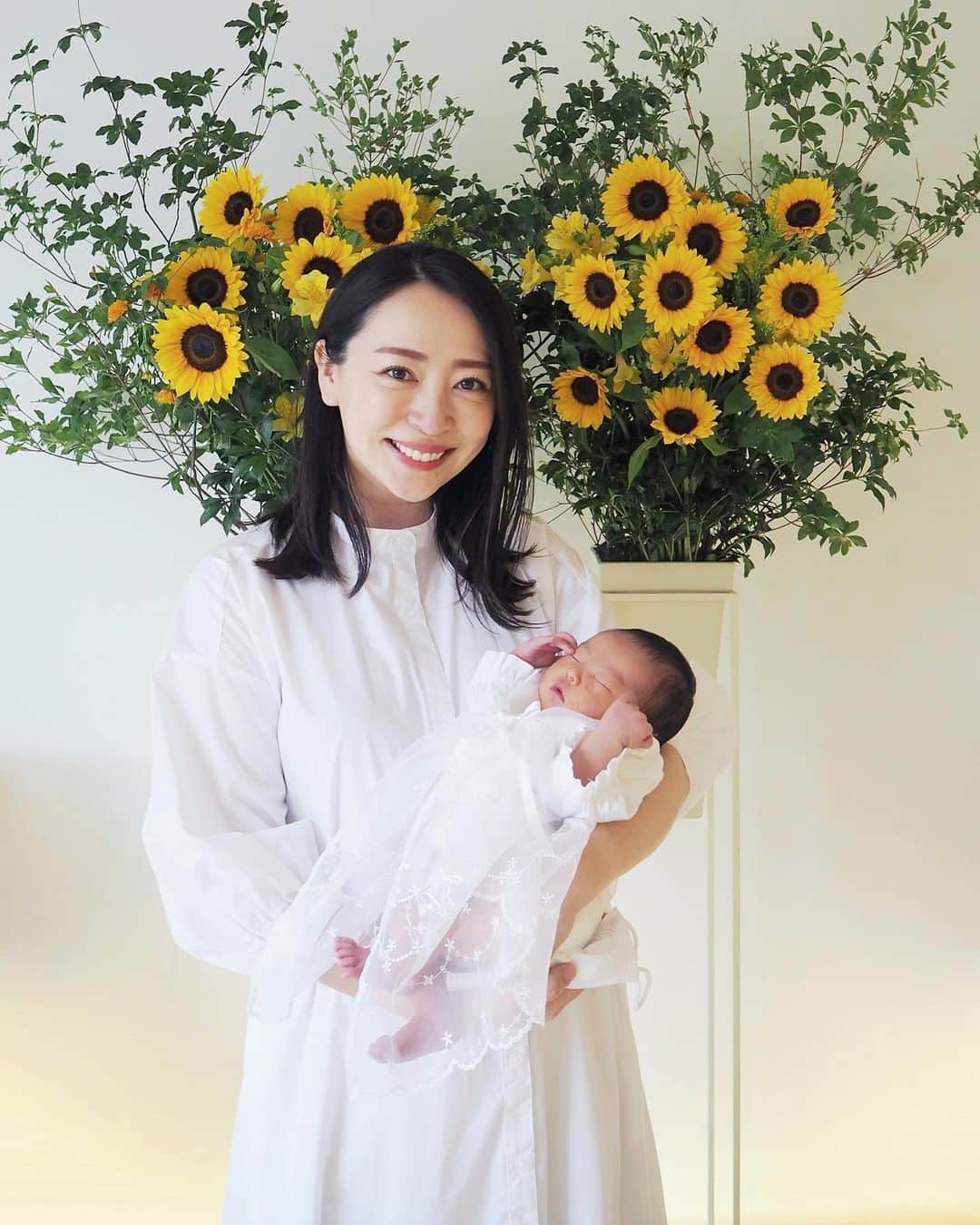 磯部奈央のインスタグラム：「ご報告🕊  時差投稿になりますが、先日無事に、3034gの女の子を出産しました👶🏻  妊娠がわかり、長女を産んだ産院へ今回初めて訪れた日は、なんと長女の誕生日。 聴こえてくる新生児の泣き声に、ちょうど2年前のこの日に、ここで長女を産んだんだなぁと、そんな記念すべき日に再び産院を訪れている事に感慨深くなりました。  今回のマタニティライフは、長女の育児に追われ、あっという間でした😳 朝から陣痛とおしるしが来て、その日の夜遅くに産まれるという経産婦のスピードにビックリ🫢 スーパー安産でした✨  一晩も離れたことなかった長女と数日離れて過ごすことに不安があったので、入院前に「ママは、しばらく病院行っちゃうんだけど、えーんえーん、しちゃう⁉️」と聞いたら、「えーんえーん、しない❗️」って言う会話をしていました。 そうしたら、「ママ、笑ってるよー‼️」ってねんねする前に、私に言ってるかのように話してたと聞いて、私の方が涙🥲✨  今はすでに4人家族の新生活が始まっていますが、2人育児、長女の赤ちゃん返りもあって想像以上の大変さ…😵‍💫笑  次女を連れて帰ったはじめての夜中は、長女が発熱と嘔吐しちゃうし、夜中に次女が泣いて私がベッドから出ると、長女も起きて一緒にお世話したがるのですが、次女がやっと寝たのに大きな声で話しかけるし触るから、また泣いて起きちゃって、「お世話してくれてありがとうね〜💕」って伝えるものの、本心は危なっかしくてヒヤヒヤ…😅 長女も次女も主人も寝不足、私は一睡も出来ずな夜でした😅 私は今も1時間睡眠が2〜3回の日々なので、早くまとまった睡眠がとりたいな🙃  長くなりましたが💦 4人家族で頑張って参りますので、今後ともどうぞよろしくお願いします👨‍👩‍👧‍👧  #出産報告 #4人家族 #姉妹 #2人目出産レポ」
