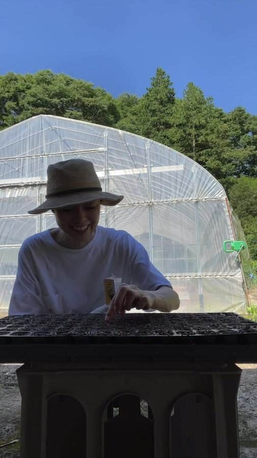 川瀬良子のインスタグラム：「栃木県益子町🌱農縁プロジェクト  タネまきライブ♪  👒日陰からお送りしたので暗くてすみません👏🏻 暑くて暑くて🤣  青空の色、セミの鳴き声もお楽しみください🌈  --------------  #農業 #農作業 #農縁プロジェクト #栃木県 #益子町 #トウモロコシ #種 #種まき」