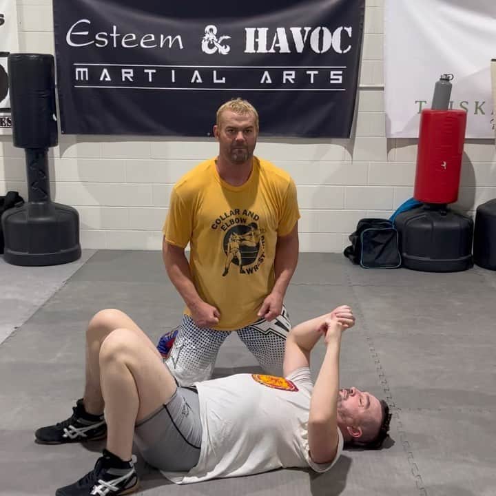 デイビーボーイ・スミス・ジュニアのインスタグラム：「Big thanks to everyone attending Catch Class tonight! @havochound #HAVOCJKD Here’s a slick little technique to get to a top wrist lock from side control. I learned this from the Legendary Akira Maeda. Maeda San is a large firey and short tempered Korean Power fighter. 🇰🇷🇯🇵🔥👺😁 Original “Tiger Mask” also very VERY short temper. 😅 🐯 🐅  Maybe me too….Maybe, maybe ne! Spread the love. Great minds think alike. 😂😆😜🤏😁🔥🔥🔥👽🇨🇦🇯🇵 🇬🇧 🇨🇦 🤼‍♂️」