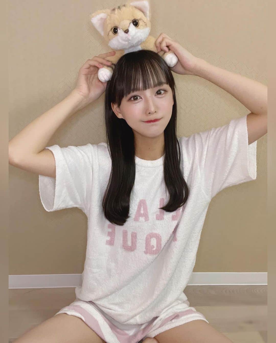 のインスタグラム：「予定空いちゃうと不安になっちゃうタチなのでなけなしのジェラピケ着てメイクしてなんとか精神保ってる。  世界に1人だけ取り残された気持ちになってしまう。  ステイホームの時期どうやって生きてたんだ？不思議🫠‪‪💦‬  #gelatopique #roomwear #idol #pink #japanesegirl #sandcat #animal #fashion #Summer #selfie #stayhome #Japan #stu48 #cat #ジェラピケ #ジェラートピケ #ルームウェア #部屋着 #ぬい撮り #スナネコ #福田朱里 #ねこ #アイドル #ナチュラルメイク #ぱっつん前髪 #黒髪 #お風呂上がり #ショーパン #夏休み #おうち時間」