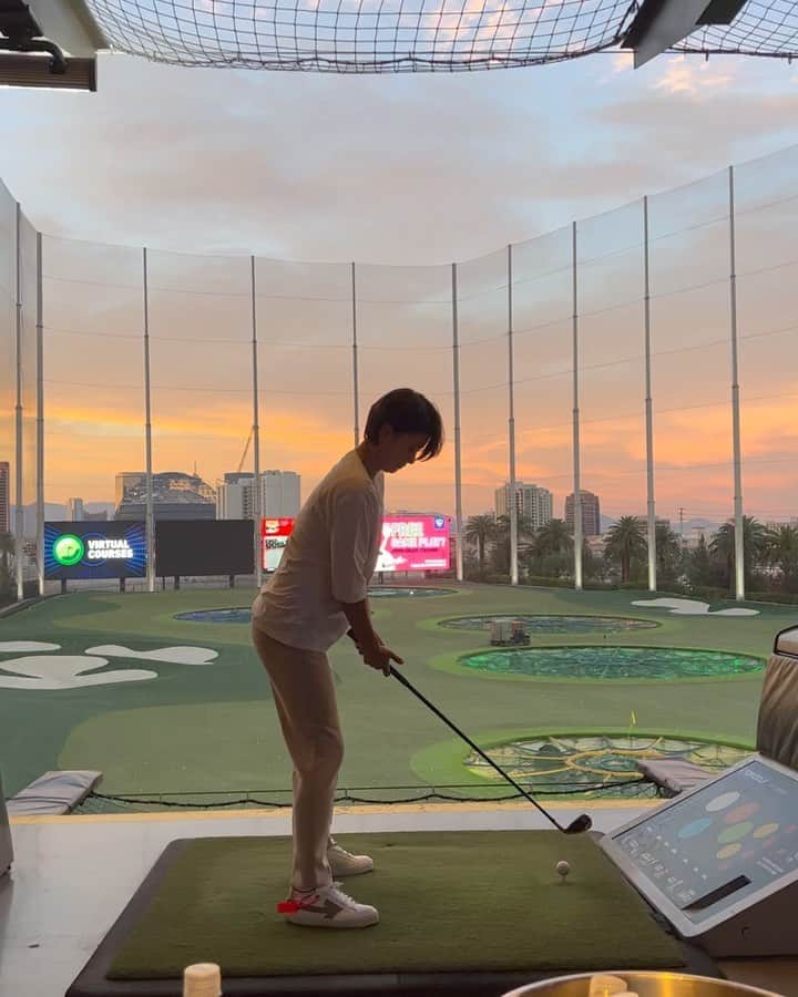 チェ・ナヨンのインスタグラム：「First time @topgolf  Fun!  Wish Korea has like this too.  5 iron real max swing 181yd carry! I should change to this club haha I needed my golf bag and glove for better score 🤷🏻‍♀️ #근데넘비싸요🥲」