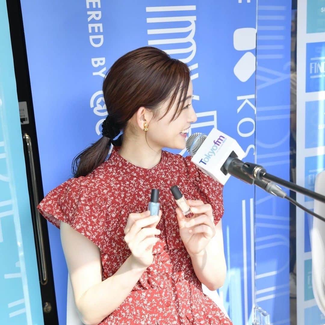 のインスタグラム：「@cosme TOKYO で公開収録したラジオ『FIND my BEAUTY』 明日はゲスト出演2週目です!  すみれさん&広海さんとのさまざまなトークをお楽しみください♪  7/24(日)あさ9時からTokyofmで放送‼︎  #findmybeauty #kose #すみれ #広海 #美 #美容 #新井恵理那 #centforce」