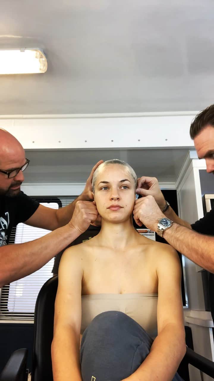 アレクシス・ナップのインスタグラム：「Irillia’s transformation station #theorville  #hulu   Have u been watching?? We need season 4. Please keep it playing in background while u cook clean sleep everything if u would be so kind:)🛸👽 I miss the ship🛸」