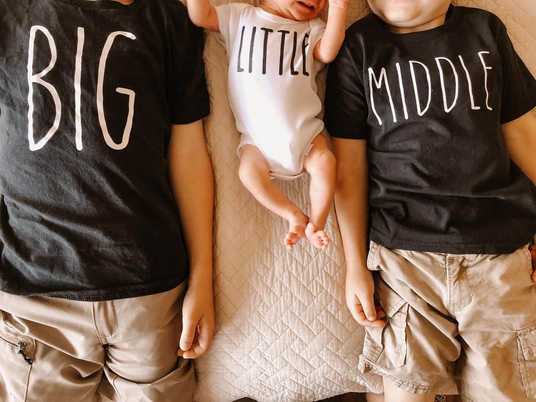 デリック・ディラードのインスタグラム：「📸NEW pictures!! Did you see them on our blog?! ✨dillardfamily. c o m ⬅️  💙We are all in love with our newest little boy in the tribe! 🥰  #freddydillard #frederickmichaeldillard #andthentherewerethree #grateful #thankful #brothers #dillardfamilyadventures #dillardpartyoffive #bigmiddlelittle #brotherhood」