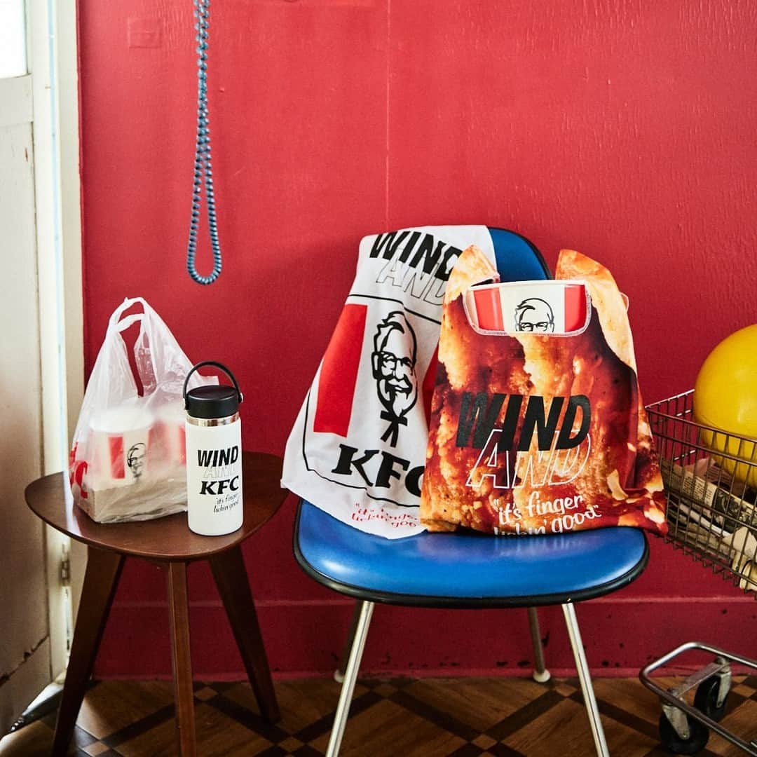 ケンタッキーフライドチキンさんのインスタグラム写真 - (ケンタッキーフライドチキンInstagram)「【本日発売】 #KFC が @windandsea_wearと初コラボ 購入したら、【#KFCXWINDANDSEA】のハッシュタグをつけて教えてね❕ ・ ■本日7月23日(土)〜 @windandsea_wear WIND AND SEA各ストアでは、様々なコラボグッズを販売。Tシャツやパーカーなどのアパレルだけでなく、ドリンクボトルやマグカップなど今しか手に入らないラインナップで展開いたします。※KFCの店舗でのグッズの販売はございません ・ ■7月25日(月)〜7月31日(日) KFCネットオーダー（お持ち帰り限定）で数量限定の対象商品をご購入いただいた方全員にオリジナルステッカーをプレゼント！さらに、限定カラーのオリジナルTシャツが抽選で200名様に当たる、Wチャンスキャンペーンにご応募いただけます。 ・ ・ KFCは、よりいっそう“刺激的”なブランドへアップデートすべく、「自分の好きなことに正直に生きていく楽しさ」を、様々なコミュニケーションを通じて発信しています。そしてこの度、アパレルブランドWIND AND SEAとのコラボレーションが実現しました。 ・ ーーーーーー 🍗フォローしてくださっているみなさんへお知らせ🍗 Instagramの仕様変更により、 KFCの投稿がみなさんへ届きにくくなってしまう可能性があります。 今まで通りみなさまに投稿をお届けしたいので、 下記手順を設定いただき投稿の通知を受け取ってくださいね🍔🍗 ▼設定手順 ① @KFC_japan をクリックしてプロフィールへ🍗 ②フォローボタンを押して、右上にある🔔をタップ️ ③お知らせをON🌟 　投稿したら通知が届くようになります🙌 #WINDANDSEA @shaysandiford」7月23日 9時05分 - kfc_japan
