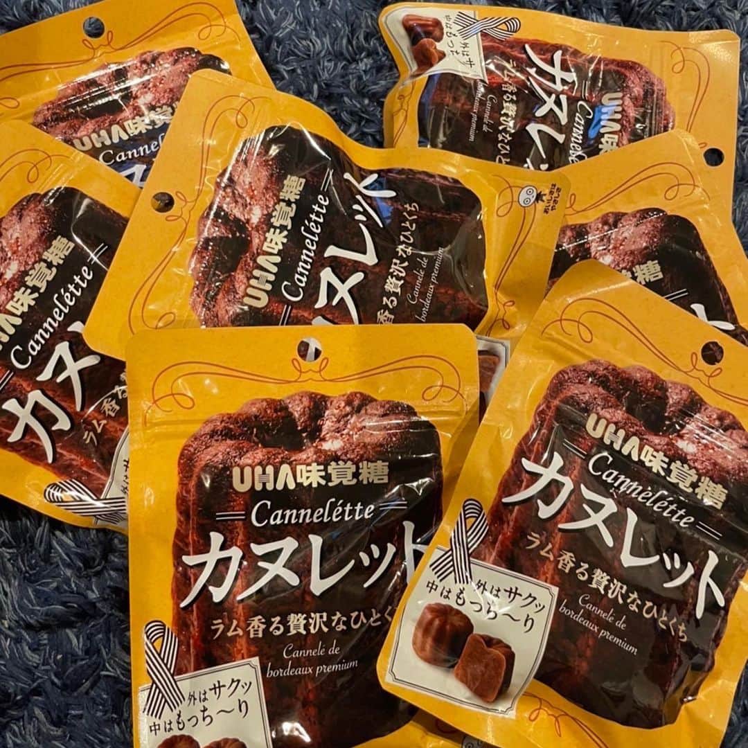 のインスタグラム：「カヌレットを見つけたら買ってしまう… 誰か止めてー💦  そして、今日の『モモコのOH！ソレ！み〜よ！』は、プレゼント付きロケなので、是非観てね❗️みんな大好きなワークマン女子とセリアに行きました😊  今回配信のYouTubeは、ひたすら自宅でお昼ご飯を食べている様子です。 見てくれている方と一緒にご飯を食べている感じと言ってもらってます😄  #ハイヒールモモコ #👠 #👠🍑 #CHANEL #シャネラー #グルメ #アメブロ  #YouTube #モモコ新聞 #お昼ご飯 #おうちご飯 #モモコのOHソレみーよ#ワークマン女子 #セリア カヌレット #おやつ」