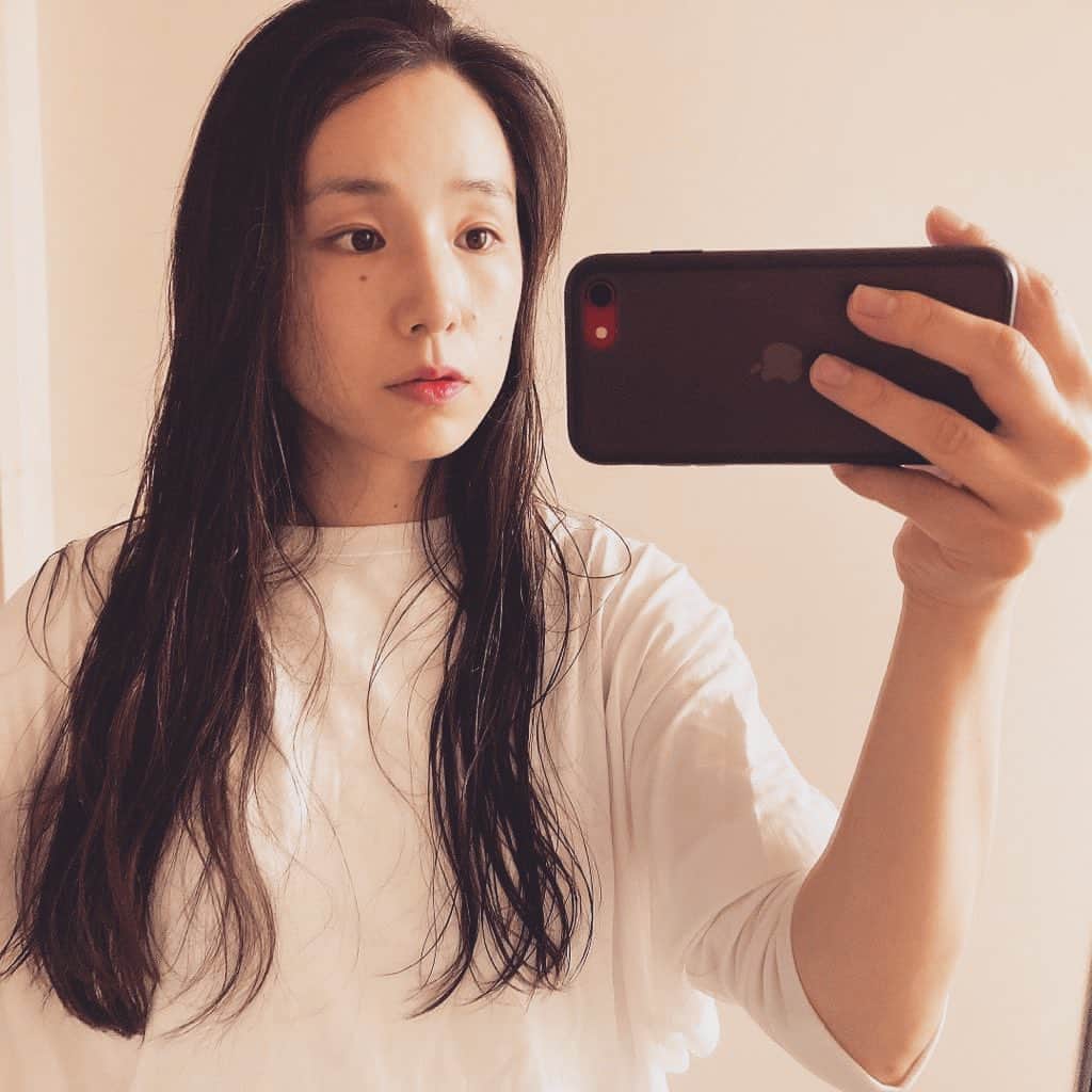 佐藤みゆきのインスタグラム：「夫がコロナ陽性になりました。 ホテル療養も埋まっているようで、自宅でなるべく隔離しての療養です。息子と私は２月にかかっていたのですが、その時は夫は謎の陰性だったのです。  順調にいけば、今月中には復帰出来る予定です。家庭内感染防げるのか？！頑張ります。  このお籠り生活が終わったら、去年からずっと伸ばし続けていることになっている長ーい髪を切る予定です。もし長い方が都合の良いお仕事ございましたら、お早めにご連絡くださいませ。 髪の長さがわかる写真あげておきますね。  皆様も、どうかご無事で。 この波を乗り越えて、また笑い合いましょうね。  ※追記 7ヶ月で伸びた分、15㎝くらいを切る予定です。 イメチェンはしませんよー。鎖骨の下くらい。 ロングヘアは変わらず、の予定です。 宣材写真撮り直したりしなくちゃいけないので、大変なのです。でも、役で切るのは大歓迎なのでお問合せ、お待ちしております♪」