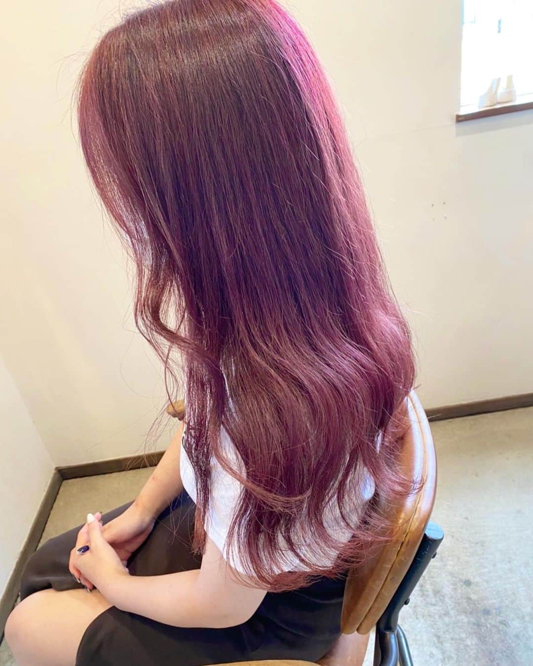 金村慎太郎〈hair+cafe〉のインスタグラム：「⁡ ⁡ 【ピンクグラデーション】 ⁡ ⁡ 今年の夏のトレンドはピンク。 しっかりと濃い色にすることで、 色もちアップ☆ ⁡ ⁡ ブリーチ1回〜2回 ※このスタイルはmue店のみの ご提案となります。 ⁡ ⁡ ⁡ 🟢mue3つのこだわり🟢 ⁡ ①イルミナカラーや オーガニックカラー、ケアブリーチなど、 様々な髪の状態やヘアデザインに 対応できる剤を取り揃えています。 ⁡ ②アンチエイジング 白髪を育てるヘアカラーブリーチ ブリーチが苦手な方はライトナー （カラー剤で1番明るい色）を使用し 白髪を活かしたヘアデザインを作ります。 ⁡ ③＋−トリートメント 髪に必要な栄養分と水分を 補給するだけでなく、 ヘアカラー後に残る余分な残留物を 特殊なトリートメントで分解し、 薬剤除去することで、 カラーの持ちをUPさせツヤ感と みずみずしさを与えます。 ⁡ ⁡ 【ご予約方法】 ⁡ ⬜︎DM ⁡ ⬜︎電話 06-6842-7820 ⁡ ⁡ ⬜︎LiMEアプリ プロフィールからクリック！ @mue_by_ameiro ⁡ ⬜︎ホットペッパービューティー ⁡ ⁡ ⁡ 【お問い合わせ】 ※DMでのご予約やお問い合わせは ご順番に対応しているので 返信が遅れる場合がございます。 ⁡ ⁡ @mue_by_ameiro ⁡ mue by ameiro【ミュー】 大阪府豊中市上野西2-20-5 阪急豊中駅徒歩10分 大阪モノレール少路駅徒歩10分 ⁡ @mue_by_ameiro ⁡」