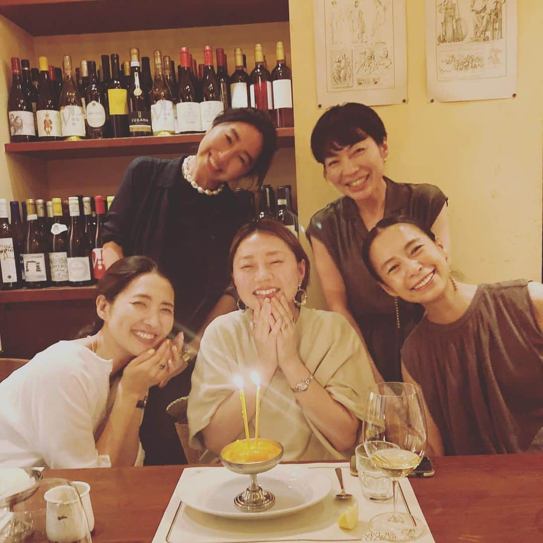 浜島直子さんのインスタグラム写真 - (浜島直子Instagram)「ノミの心臓なのに毛が生えてる私が、LEEの対談連載でいろんな方と笑顔で話してこれたのは、オマツが全て整え、引き受け、柔らかく温めてくれていたから。  リベロ。  全体を見渡して、キャッチして、受け止めて、そして誰にも恥をかかせない。 オマツはリベロだ✨  そっか、13年もLEEにいたんだね。 お疲れ様🍀 オマツがいたから、安心してみんながそれぞれ動けたよ。 本当にありがとうね。  そして、新しい門出、おめでとう㊗️  新しい部署のこと、また笑顔で教えてね🌈 ・ #ありがとう #大好きオマツ #友は宝」7月23日 9時40分 - hamaji_0912