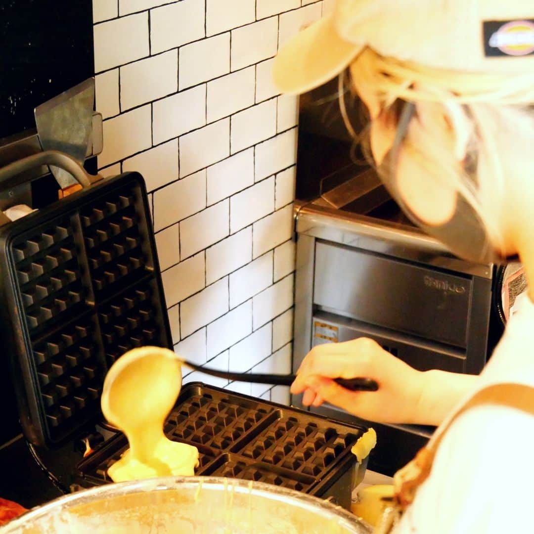 WorldNeighborsCafe/SoooLiquidのインスタグラム：「ワッフル焼くぞーーー！！⁠ ⁠ ワッフルチキンのワッフルも、実はお店で手作りしています。⁠ ワッフル焼く日って、お店の中が幸せな香りで充満するんです。⁠ だから、ワッフルの仕込み、大好き。⁠ 匂いをかぐだけで、ワクワクしちゃう😍⁠ ⁠ #worldneighborscafe #soooliquid⁠⁠ ⁠ ーーーーーーーーー⁠ weekday...11-20⁠ weekend...10-20⁠ closed...wednesday⁠ L.O...19:30⁠ ーーーーーーーーー」