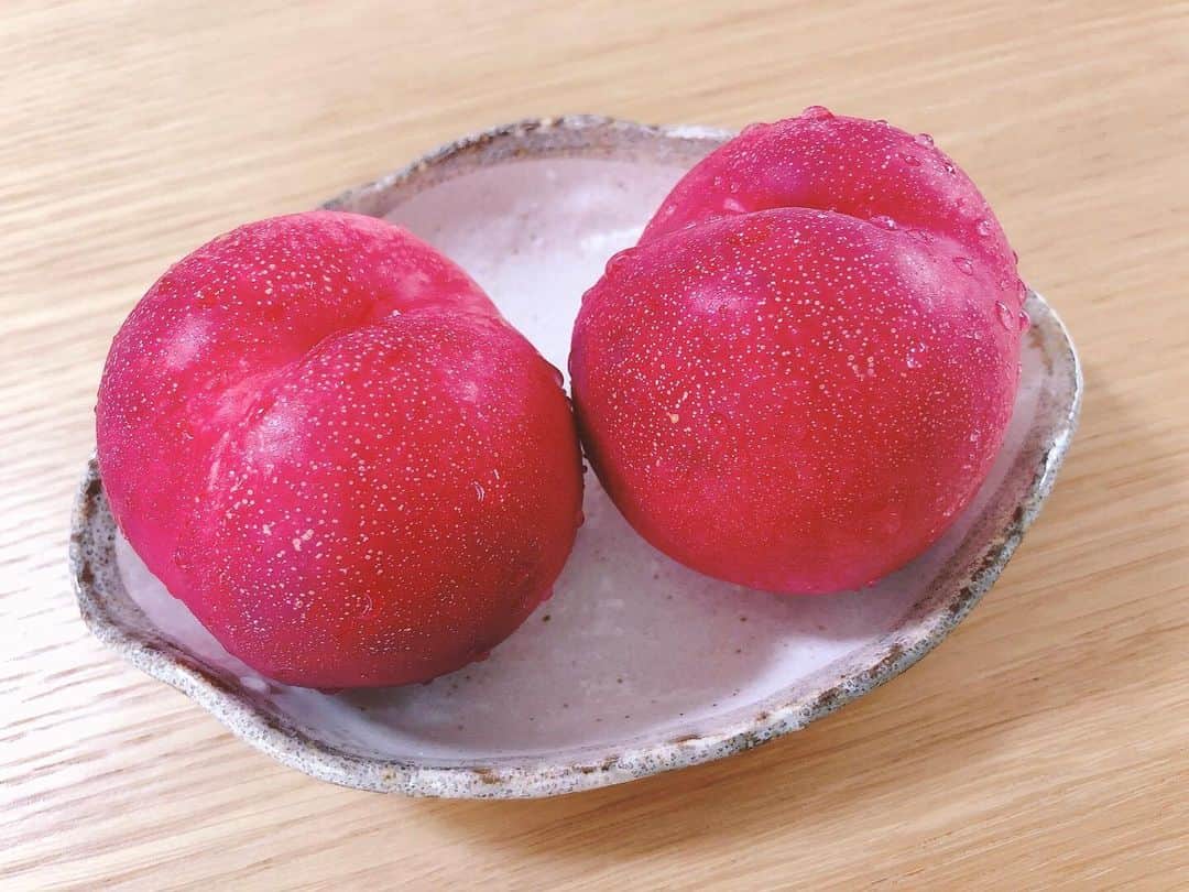 のインスタグラム：「ネクタリンが大好きなのですが、5年くらい前に松本のパン屋さんに売っていたネクタリンがびっくりするくらい美味しくて、毎年あのネクタリンを超えるネクタリンに出会えず、悶々としています。しかし、なぜパン屋に…。  #なぜパン屋」