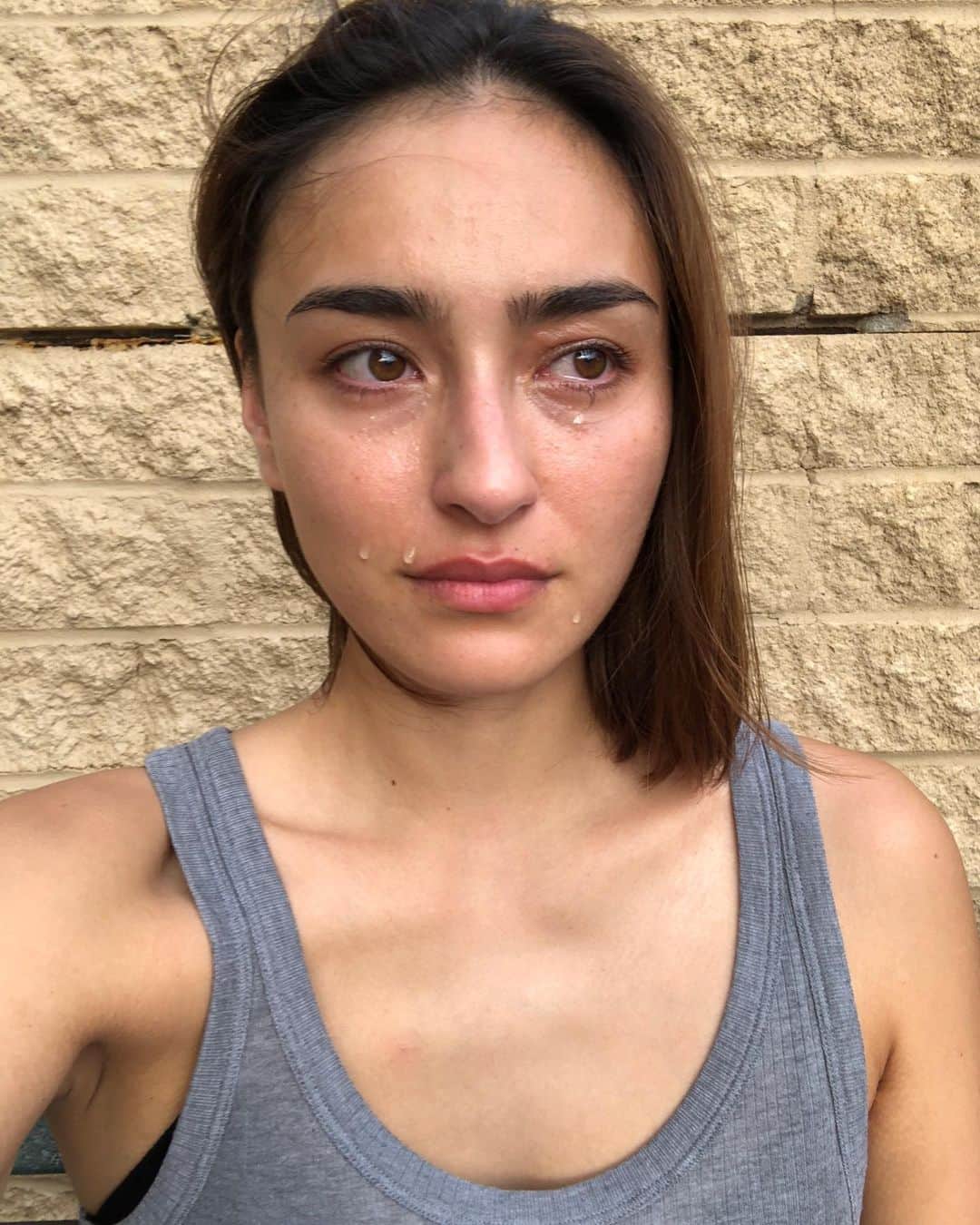 長谷川潤のインスタグラム：「親愛なるみなさんへ、  これは、ちょうど四年前の私です。 インスタや美しく編集された写真ではない、私の体験の１ページをみなさんとシェアしたいと思いました。  この頃、当時の結婚生活が崩壊し、ご覧の通り私は生々しくも脆弱に震え、不安感に怯え、ハートがボロボロに壊れて完全に自分を見失ったように感じていました。両目は常に泣いていたことから真っ赤で腫れぼったい毎日でした。感情面が限界を迎えると、それは体にも出るもの。左目のまぶたは炎症を起こし、私は食欲を失ったことから体重が減り、体力も衰え、さらなる疲れや不安感を呼び起こすような負のスパイラルに陥っていました。例えば、シャワーを浴びるといったシンプルな動作さえ不可能に感じたり、意味のないように感じていました。  こんなどん底からの立ち直りは痛いほどにスローに感じたものです。今、後になって振り返ってやっと言えることがあります。一歩ずつ、本当にゆっくりだったけど、苦しかったこと、辛かったことを通して初めて本当の意味で自分を大切にすることを学んできているのです。自分を愛することとは、鏡に映る容姿を好きになることなんかではなく（それを含むことがあってもいいけれど）、弱くなっている自分を抱き「大丈夫。ここに居るからね」って言えることなのだと思います。  だから今日は、そんな悲嘆の想いの反対側からみなさんにお手紙を書いてみたいと思いました。まだ変化途中で、これまでの自分のライフや考え方に収まりきれない自分がいるのですが..。そして、これからの人生がどうなるものなのかもわからないのですが..。だけど今の私は、バタついていながらも自分の未来にもう一度両腕を広げ、オープンになれているから！  最後に、私が辛かった時期、心いっぱいに支えてくださったお友達にありがとうを言わせてください。  そしてもし今、悲嘆や喪失感の真っ只中にいる方がいたら、覚えていてね。あなたは一人ではないよ。あなたの心を、とても近くに抱いているからね。🦋🙏🏼🔥🌎」