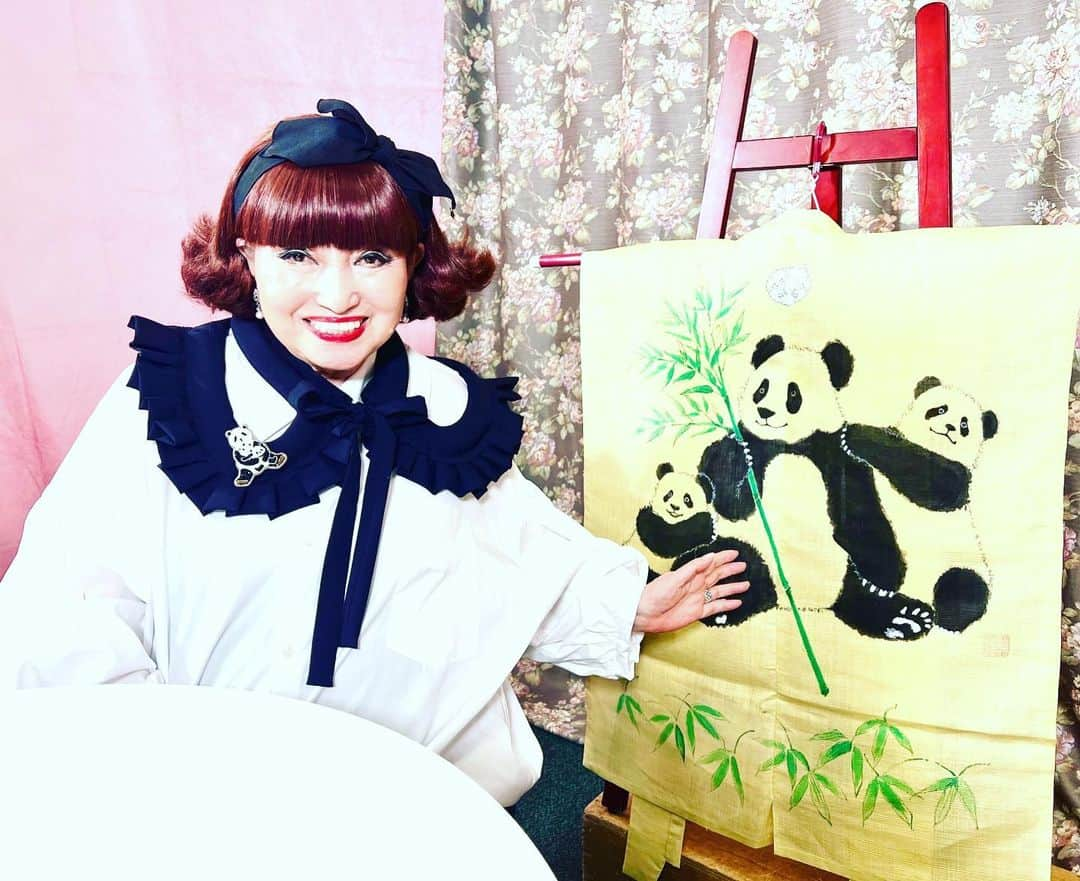 黒柳徹子さんのインスタグラム写真 - (黒柳徹子Instagram)「このパンダの絵が書いてあるのは、狂言の衣装「肩衣」です。私が作った「トット基金」の付帯劇団「日本ろう者劇団」は、毎年1月に国立能楽堂で手話狂言を公演しています。教えてくださってるのは、狂言師の三宅右近さん。私は、中学生くらいから右近さんの舞台を観ていて、上手いなぁ！って思ってました。「日本ろう者劇団」ができてから、海外で公演する事が決まり、私は、すぐさま、右近さんのところへ行って、教えて欲しいとお願いし、右近さんは心良く引き受けくださいました。あれから40年ずっと、指導していただいています。この肩衣は、私が右近さんにプレゼントする２着目です。１枚目は、私が下書きもせずパンダを墨で描きました。三宅家の家宝にしていただいてるそうです。自分でも、下書きなしでよくできたと思います。 この写真の２着目は、デザインは私がして、手伝って書いてもらいました。 YouTubeで、１着目も出て来ますので、是非、ご覧ください。」7月23日 12時30分 - tetsukokuroyanagi