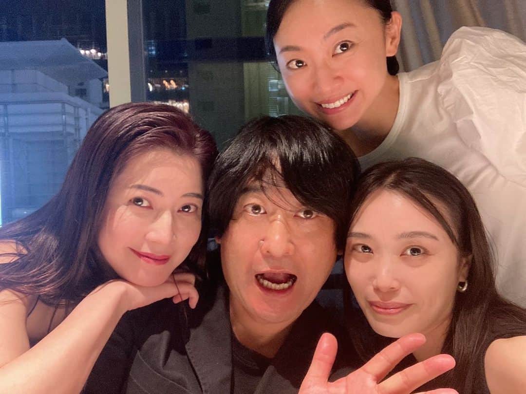 森絵里香のインスタグラム：「. 大好きな人達と会えた幸せな夜  もう25年前からのお付き合い  あの時憧れのモデルさんだった砂央里ちゃんは、今でもやっぱり可愛くてカッコよくて頼りがいがあって  あの時スーパー中学生として誌面に登場したユッキーは、相変わらず手足が長くて銀座の似合う美女になっていて  あの時面白くて、でもたまに怒ると怖くて親戚のお兄ちゃんみたいだった嶋野さんは Anecanに移動する時や私のモデルとしての転機にはいつもいてくれて  そんなにしょっちゅうなんて会えないし、 ましてやこの4人で集まるなんて何十年ぶりかなのに 毎週撮影で会っていた時にタイムスリップしたように あの頃の自分に戻ってリラックスしてしまう  うん、リラックスし過ぎて酔っ払ったしね。笑  私の青春  良い事も嫌な事もあったあの頃  今はそれぞれ確実に前に進んでいて、 それぞれの生活がある  でもたまに、 こんな風に昔を振り返ったり懐かしんだり 集まれるって幸せだよね  はぁー本当に楽しかった！ ありがとう♡」