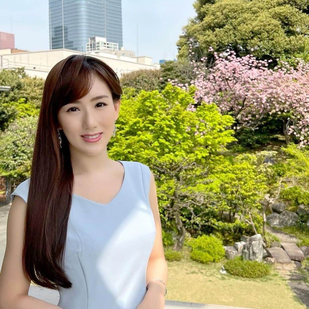 谷中麻里衣のインスタグラム：「Hair treatment 🥰  お着物を着る機会が多くなりそうだったので、春にゆうさんに髪色を暗くしていただきました🌸 和装前撮りも終わったし、そろそろまた明るくしていただこうかな😊  髪の毛の状態にあわせて配合してくださるトリートメントと同時にするから、カラー繰り返しても安心で色を変えがち。笑 ゆうさん、いつもダブルプラチナや人幹細胞を潤沢に入れてくださってありがとうございます😊  #トリートメント#人幹細胞#サラサラ#美容院#accomplish代官山#ヘアカラー」
