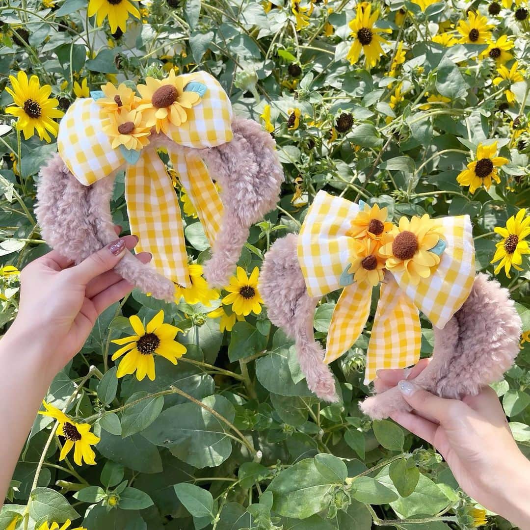 のインスタグラム：「この夏大人気の #ひまわり カチューシャ🌻 #ダッフィーアンドフレンズのテイスティサマーサプライズ のグッズです🫶🏻💛 . . #シェリーメイ のカチューシャも #クッキーアン のショルダーバッグもとても可愛い……！💗 . . . . #ディズニーコーデ #ディズニーカチューシャ #東京ディズニーシー #東京ディズニーリゾート #tokyodisneysea #tokyodisneyresort #tdr #tds #tokyodisney #disneysea #disneyootd #ootd #outfit #outfits #disneyoutfits #disneyfashion #disneygram #ディズニーグラム #sunflower #sunflowers #🌻 #プチプラ #プチプラコーデ #プチプラファッション」