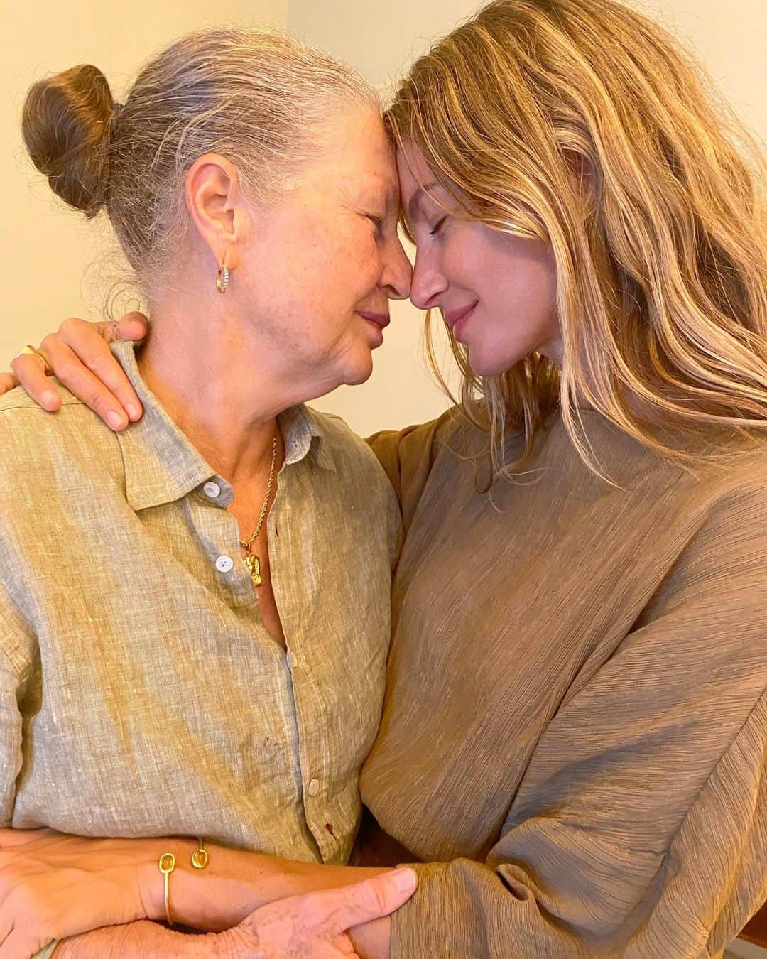 ジゼル・ブンチェンのインスタグラム：「Feliz aniversário mãezinha! Sou eternamente grata por tudo que tu fizeste e fazes por nós. Obrigada por sempre nos amar, nos inspirar e nos ensinar tanto. Obrigada pela vida! Te amo muito!  ❤ Happy birthday Mom!  I am forever grateful for all that you have done and continue to do for us. Thank you for always loving,  inspiring and teaching us. Thank you for giving me life! Love you so much!」