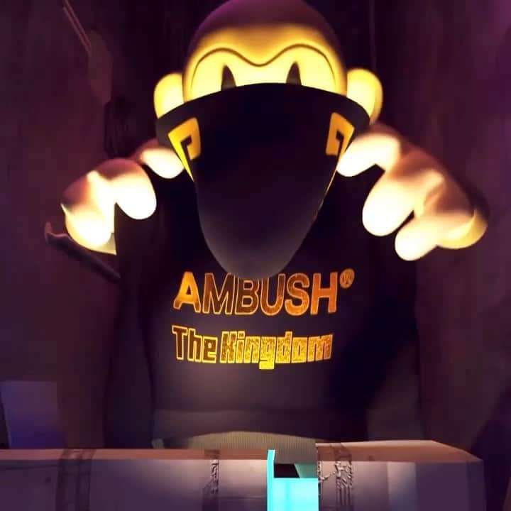 VERBALのインスタグラム：「7.25 1pm HKT🤫🔓📦🐒💭🛸   #Repost @monkeykingdom_ ・・・ Bright blue light deep in the alley, there is a vast secret hidden there!  S/O to @ambush_official for this collab and @kevjumba for this 🔥track!  #ambush #monkeykingdom #ambushthekingdom #forthekingdom」
