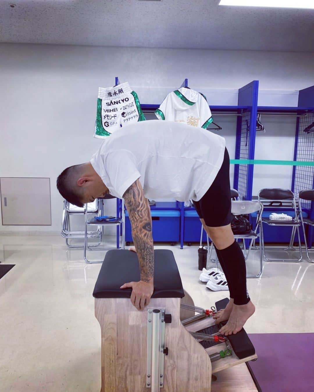 井岡一翔さんのインスタグラム写真 - (井岡一翔Instagram)「- - #pilates  - @pilatesstudioeleven_tamapila に 指導して頂き、 ウォーミングアップに初めて pilatesを取り入れてリングに上がった。 - 試合前、緊張感の中 ゆっくり身体の感覚を感じながら 一つ一つの動きを確認すると 脳が目覚め、身体が目覚め、 脳と身体の感覚が繋がっていく... - pilates後は、 そのままの感覚で、よりスムーズに boxingの動作に入る事ができ、 いつも以上に質の高い ウォーミングアップになりました🔥 - お陰様で 良い状態、自信を持って リングに上がれました！ 最後までサポートして頂き、 本当にありがとうございました😌🙏✨ - pilatesは万能だ。 どんな時でも 自分の状態を知る事ができる、 身体の根本的な本質そのものだと思う、 だから何にでも適応できる。 - やはり ウォーミングアップにも適していた！ 本当にpilatesに出逢えて良かった。 - #井岡一翔 #boxing  #ウォーミングアップ  #感覚  #珠ピラ」7月23日 23時42分 - kazuto_ioka_official