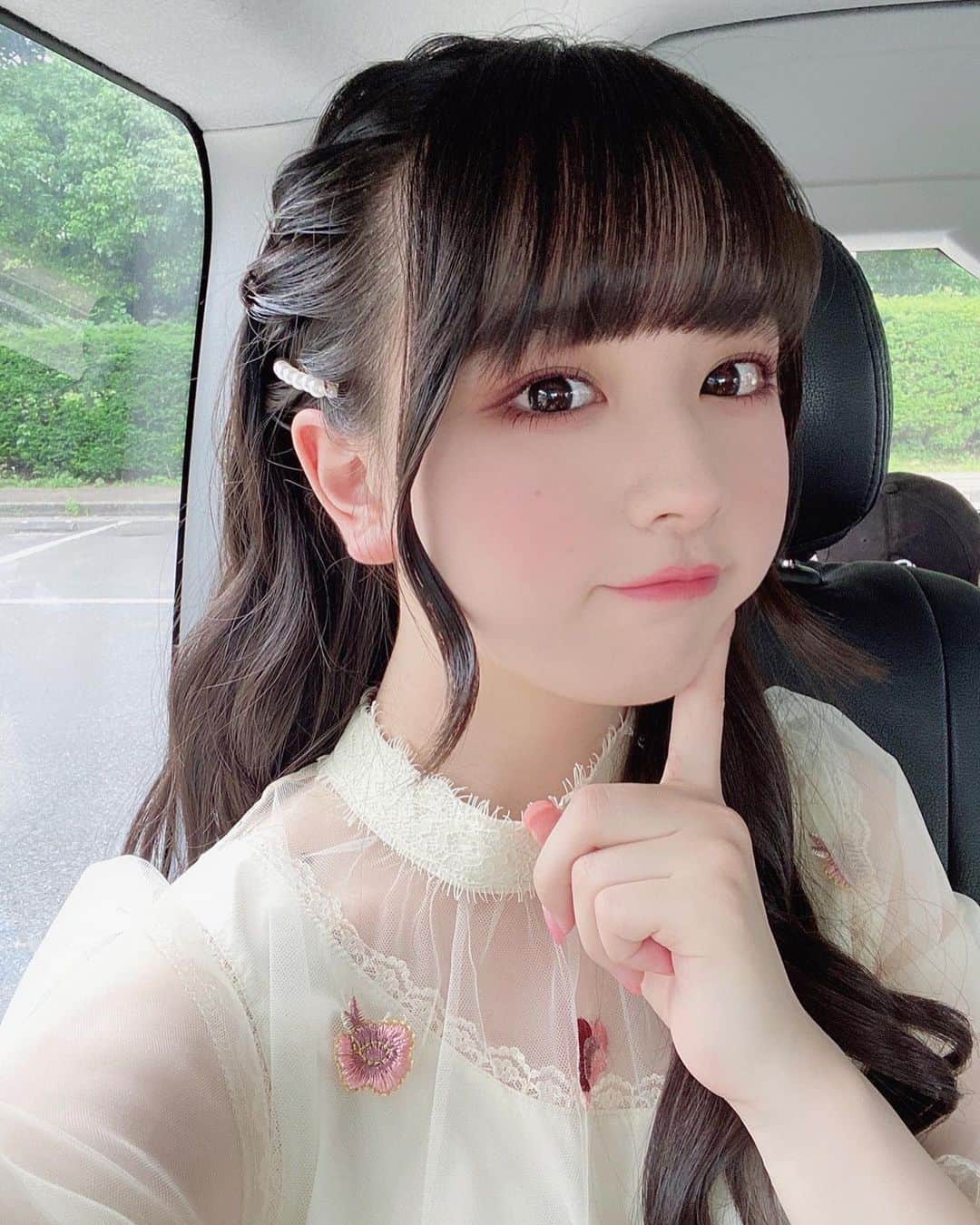 高田もものインスタグラム：「. 毎日新しい発見がたくさんで幸せ。って思えることが幸せ。って思えることが幸せ。って、、、、 . かしこ . #高田もも #かしこってなに #かしこ #instagood #instagram #編み込みアレンジ #編み込み #編み込みカチューシャ #ヘアアレンジ #ピンクメイク #pink #ワンピース #ロングヘア #韓国コスメ #whiteoutfit #花」