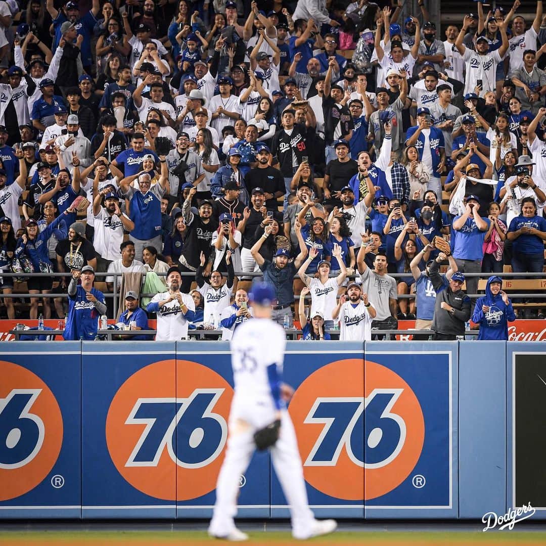 クレイ・ベリンジャーのインスタグラム：「“Cody” chants from the best fans in baseball.」