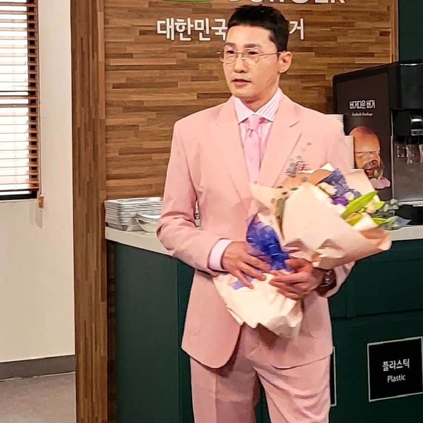 ファン・ドンジュのインスタグラム：「나는야~~~ 꽃을 든 남자!!!^^ㅎㅎㅎ 핑크 정장까지 입어보게 되다니^^ 매주 의상을 준비해오는 우리 스타일리스트👍👍👍 성희야~~~고생이 많다!!!^^ㅋㅋㅋ   #고대철 #오늘도 #드라마 #촬영중」