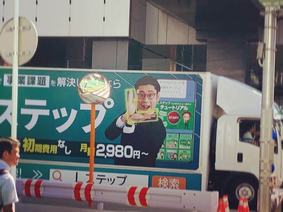 のインスタグラム：「渋谷、原宿近辺で目撃情報が多数寄せられております。 この蒸し暑い中、暑苦しい男を発見！ ビックリしてまた汗かいたと。 くれぐれも熱中症にはお気を付け下さい！！  #lステップ」