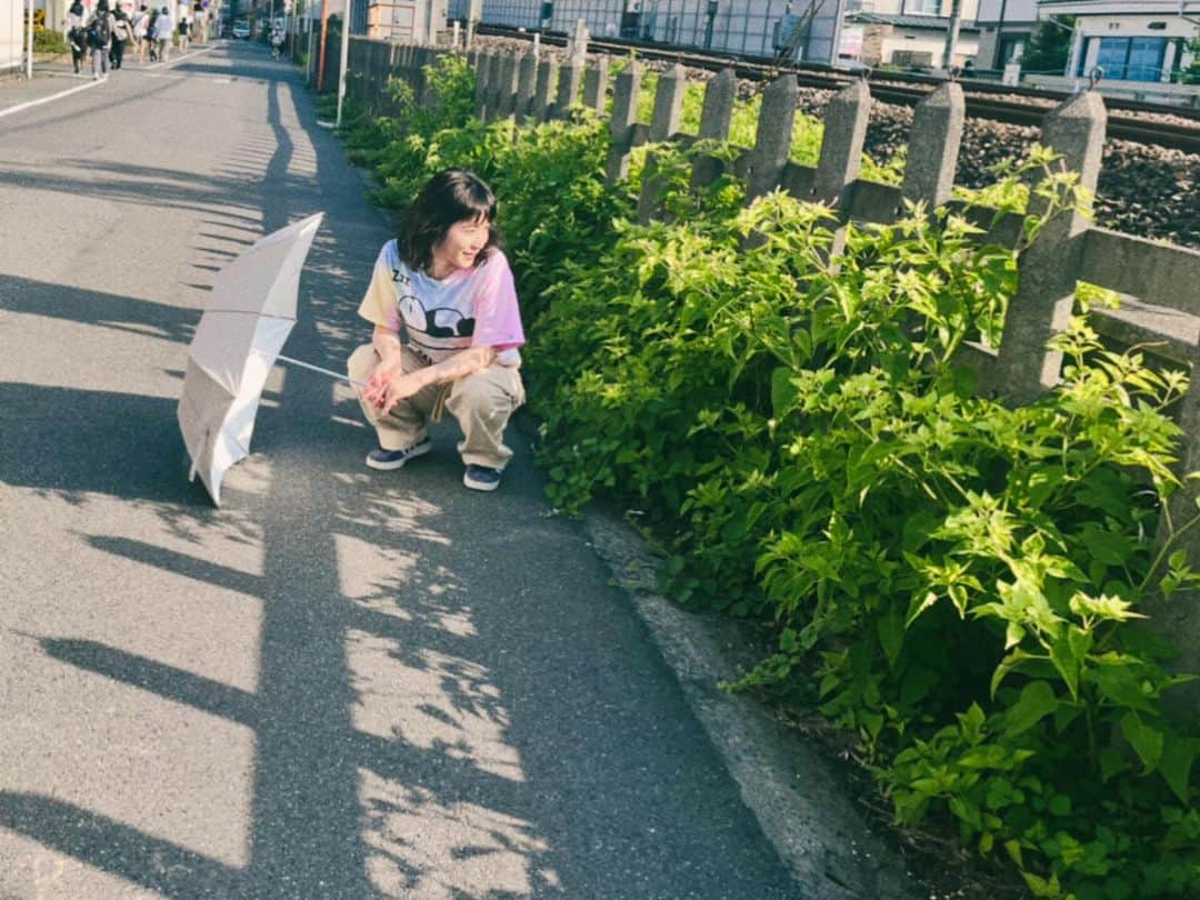 松岡茉優さんのインスタグラム写真 - (松岡茉優Instagram)「日本テレビ系にて 夜10時から  「初恋の悪魔」  第二話放送です🫶.  #私の衣装の暑さランキングは #たぶん3位かな #1位は悠日さんかと  #こまめな水分補給を」7月23日 16時55分 - mayu_matsuoka_koushiki