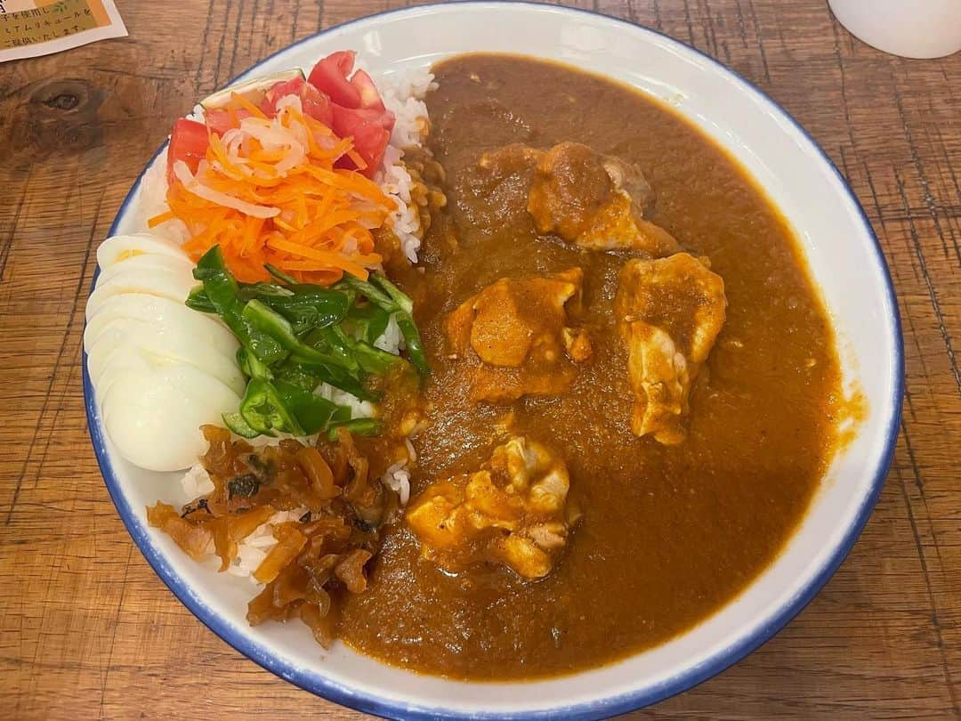 諸塚香奈実のインスタグラム：「🍛🍴 いつかの美味しかったカレーたち。  でも一番好きなカレーはCoCo壱の野菜カレーです。」