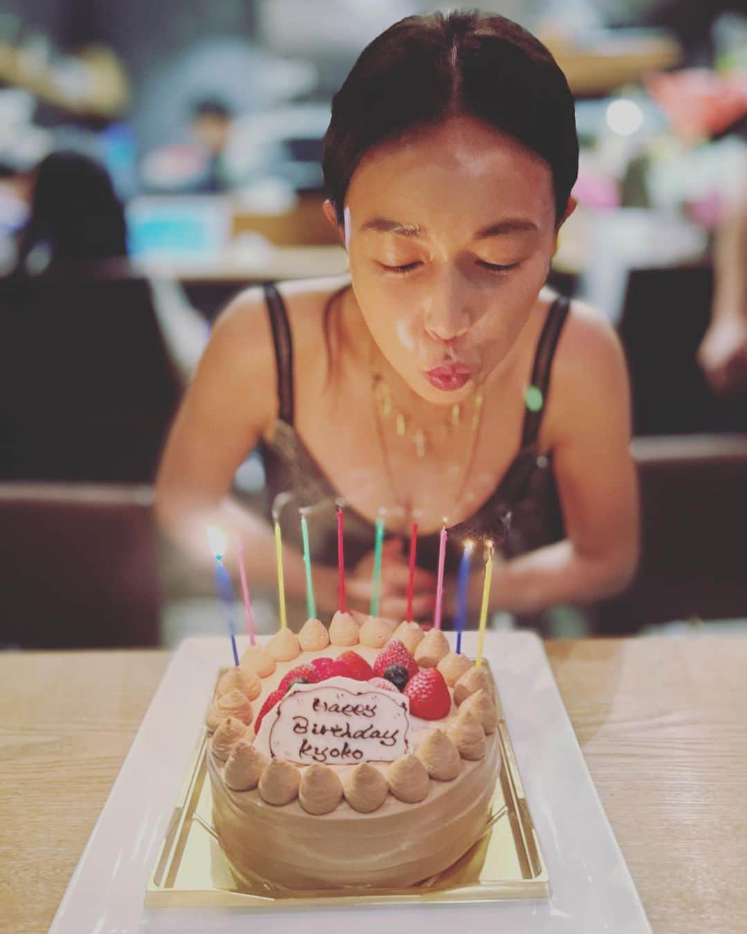 長谷川京子さんのインスタグラム写真 - (長谷川京子Instagram)「昨晩、お誕生日のお祝いをしてもらいました。 友人の粋な計らいでサプライズで集まってくれた皆んな。 来てくれた友人達に感謝しつつ、人生で本当に大事なものは何か、の答えを見た様な気がします。 元来人は好きであるけれど、人付き合いは得意とは言えない自分に対してコンプレックスがあります。大切な人のために何でもできる自分はあるのですが、自分が人に甘えられない。 迷惑をかけるかも、甘えて断られて傷つくのがこわい、、色々理由はあると思うのですが。 そんな自分の中にある恐れと向き合いながら、時には面倒臭くなって逃げながら😅過ごす日々の先での、誕生日でした。 不器用ながらにも、大切な人たちと作り上げた人間関係。 自分に合格点はまだまだあげれませんが、人には誠実に向き合いたいという気持ちだけは忘れないように心がけてきました。  知り合って、繋がった人たちは宝物です。  そんな事をしんみりと考えながらも、40代を迎えてから１年があっという間に過ぎる事を実感。 1日1日を悔い無く、楽しく進んでいきたいと思います。  これからも、よろしくお願いします。  長谷川京子  #birthday#surprise」7月23日 17時13分 - kyoko.hasegawa.722