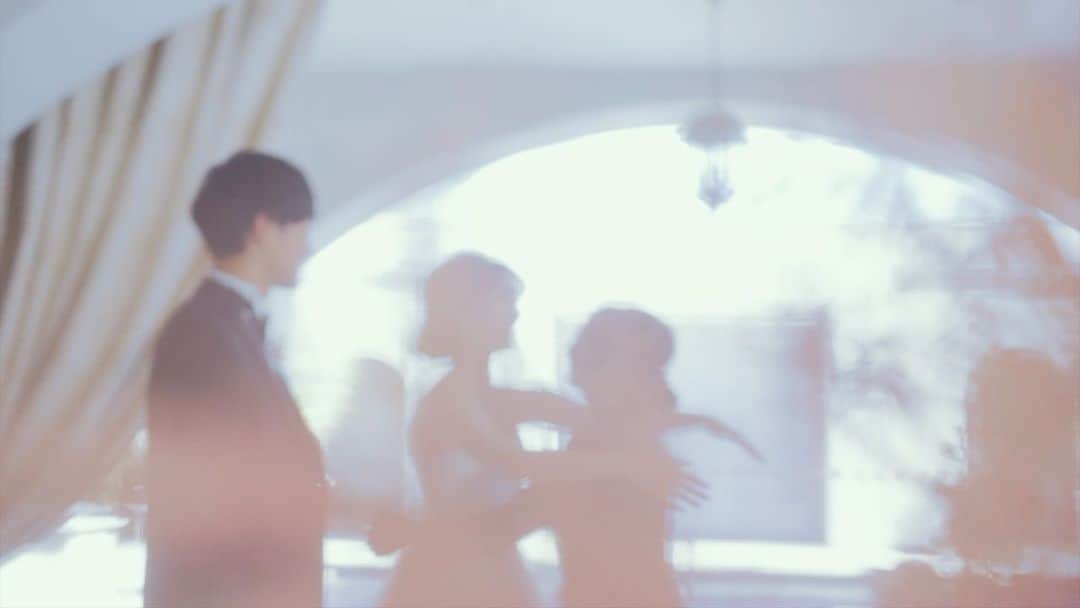 麗風つくばシーズンズテラスのインスタグラム：「\ Smile for Smiles /  Dears Weddingでは新郎新婦様はもちろんのこと お招きしたゲスト皆様にご満足いただけるよう 独自のサービスプログラムをご用意し 笑顔溢れる1日を創っています💭  親御様とのご対面のお時間であるペアレントタイムや お子様もお楽しみいただけるジョイフォーキッズ そしてご両家専属のファミリーコンシェルジュなど 皆様の笑顔が咲き誇る1日となりますよう 心を込めておもてなしさせていただきます💐  また、Dears Weddingが提供する新しい挙式の形、 TSUMUGU CEREMONYも誕生！  是非こちらのムービーをご覧ください✨」