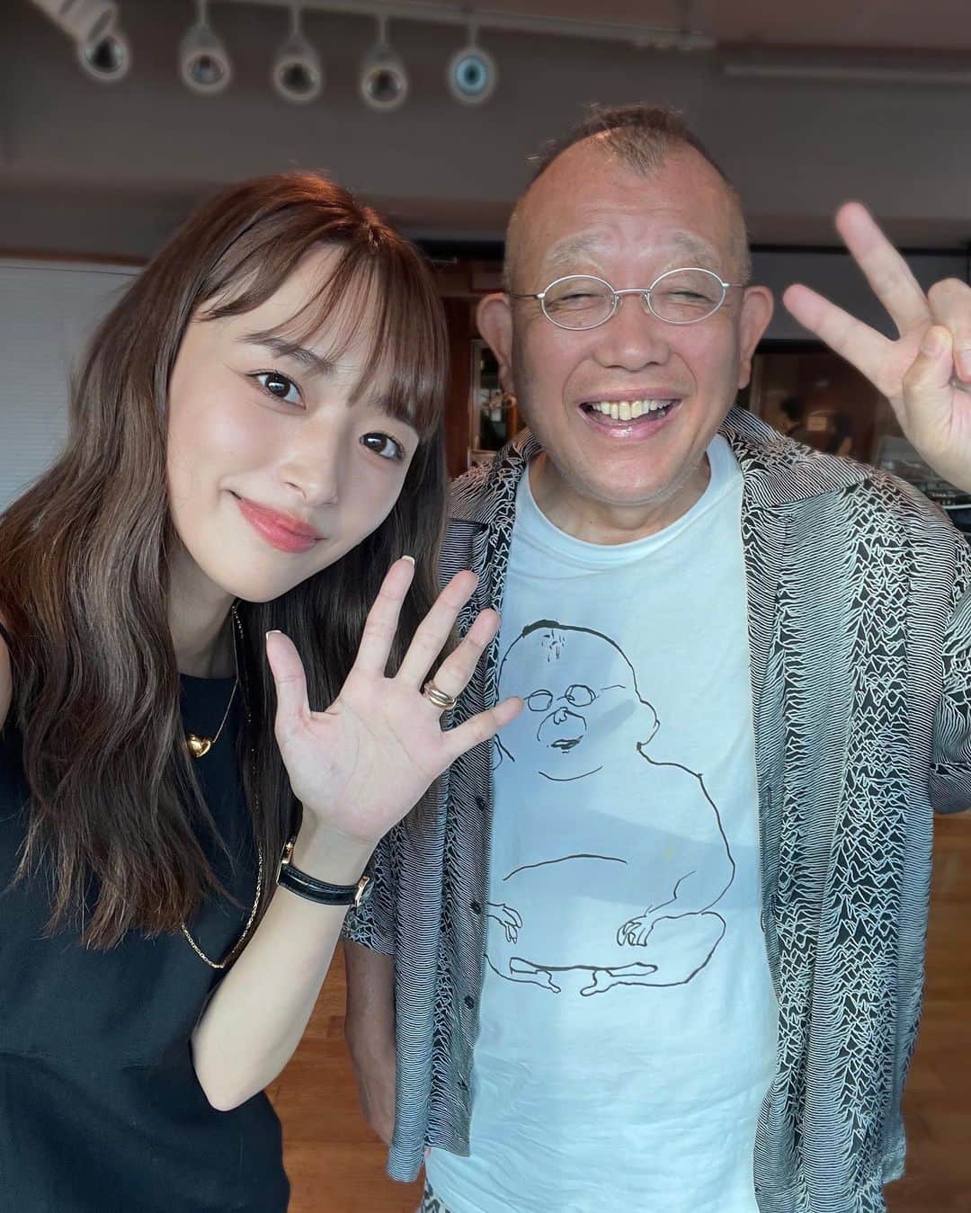 近藤千尋のインスタグラム：「鶴瓶様のラジオに呼んでいただきました😭🤍  なんと、ラヴィットを見て私の事を 知ってくださったみたいで…😭❗️❗️ わざわざ呼んでくださり🥺❗️❗️ はうー！！！ こんな奇跡があるのかと😱💕  昔からテレビで見ていた鶴瓶様は めちゃくちゃ鶴瓶様でした！！笑 楽しくお話しさせてもらい、 優しくて面白くて幸せオーラ頂きました🥹 @shofukuteitsurube   ありがとうございました❗️❗️💕  8月のオンエア情報また載せます✨🙆‍♀️」