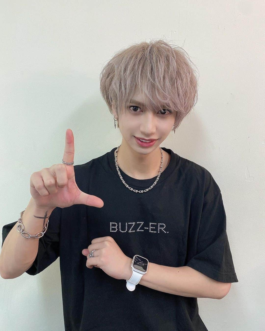 BUZZ-ER.さんのインスタグラム写真 - (BUZZ-ER.Instagram)「BUZZ-ER.FINAL TOUR~The Evidece~ 豊洲PIT公演まであと8日🐝 【HAU🦔】 ハニーズ❗️🐝 7/31 豊洲PIT 色々な気持ちはあるけどオラは全力で愛を届けるから全力の愛をくれー❗️🔥 心を燃やして豊洲楽しむど🔥  #buzzer  #LASTONEMANLIVE」7月23日 18時01分 - buzzer_insta