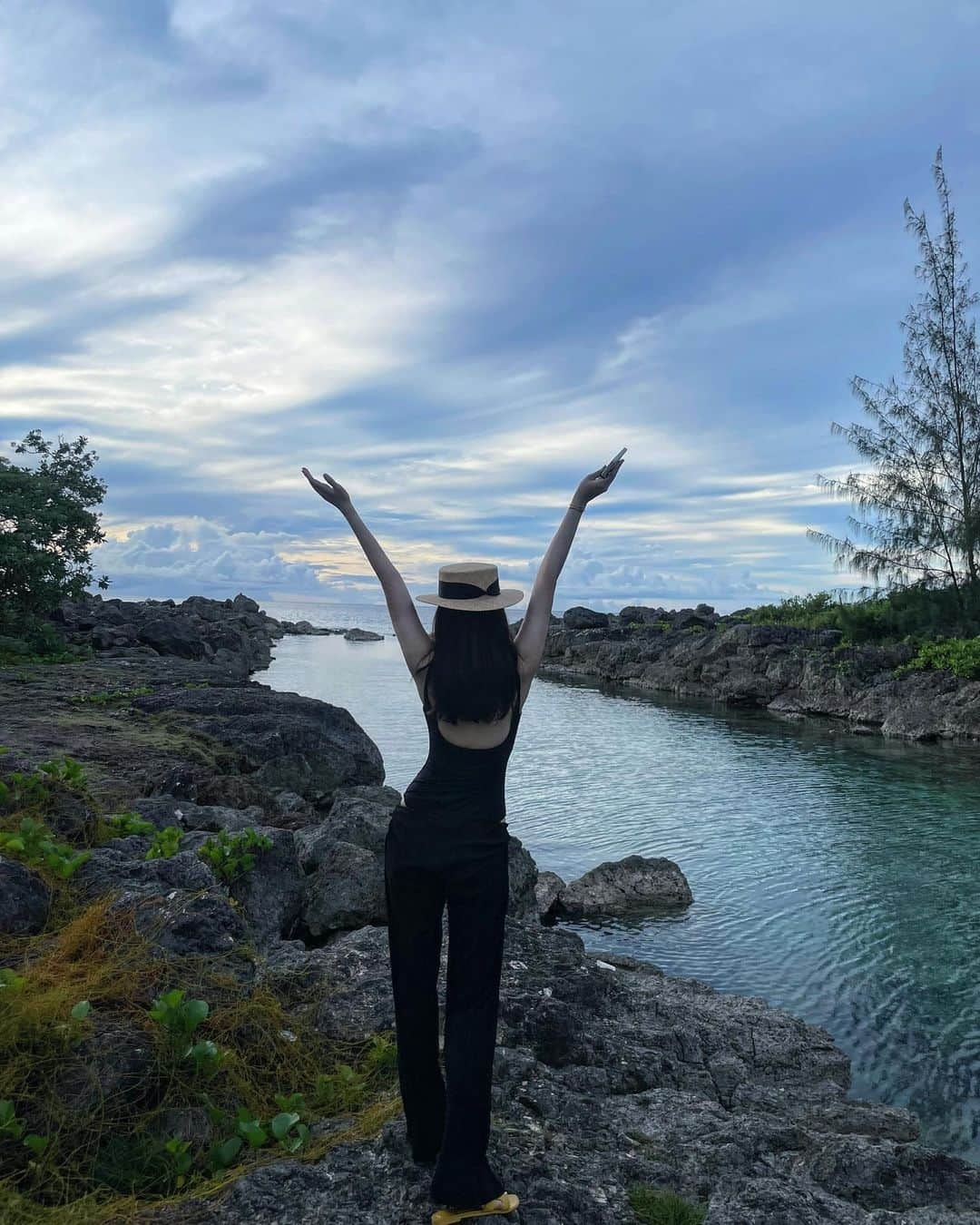 クォン・スジョンさんのインスタグラム写真 - (クォン・スジョンInstagram)「I would happily fly 4.5hrs to see Guam’s blue skies and clear waters. The air and sunset are amazing and have not changed since I last visited 10 years ago.   🌴🌈☁️☀️🇬🇺🇺🇸♥️  #guam #guamagain」7月23日 18時27分 - sujung92k