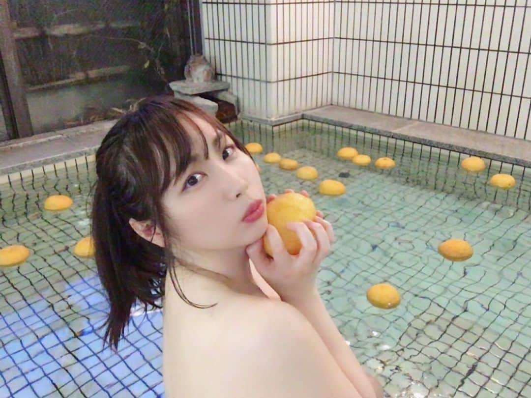 白葉まりさんのインスタグラム写真 - (白葉まりInstagram)「ぷかぷか🍊✨✨ 温泉に果物入ってるとワクワクしちゃいます🤗♪♨️  他のオフショットは #ファンティア　ファンサイトにてアップしました♨️私のプロフ固定リンクから飛んで見られるよっ🦋  良い週末を〜♪✨✨  #japan #hotsprings  #japanesegirl  #goodmorning  #goodnight  #bath  #onsen  #summer」7月24日 0時07分 - shirahamari