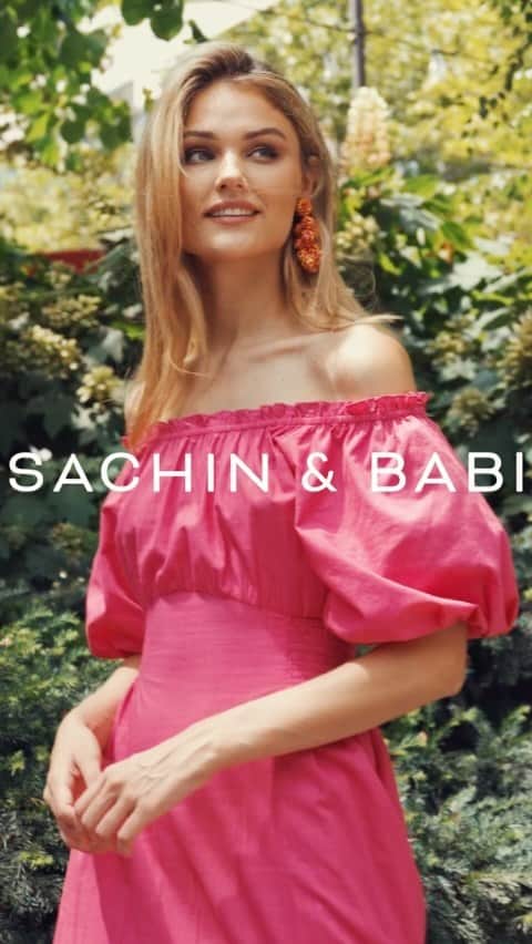 サッチン+バビのインスタグラム：「Pretty in pink is an understatement… Martina is a must.」