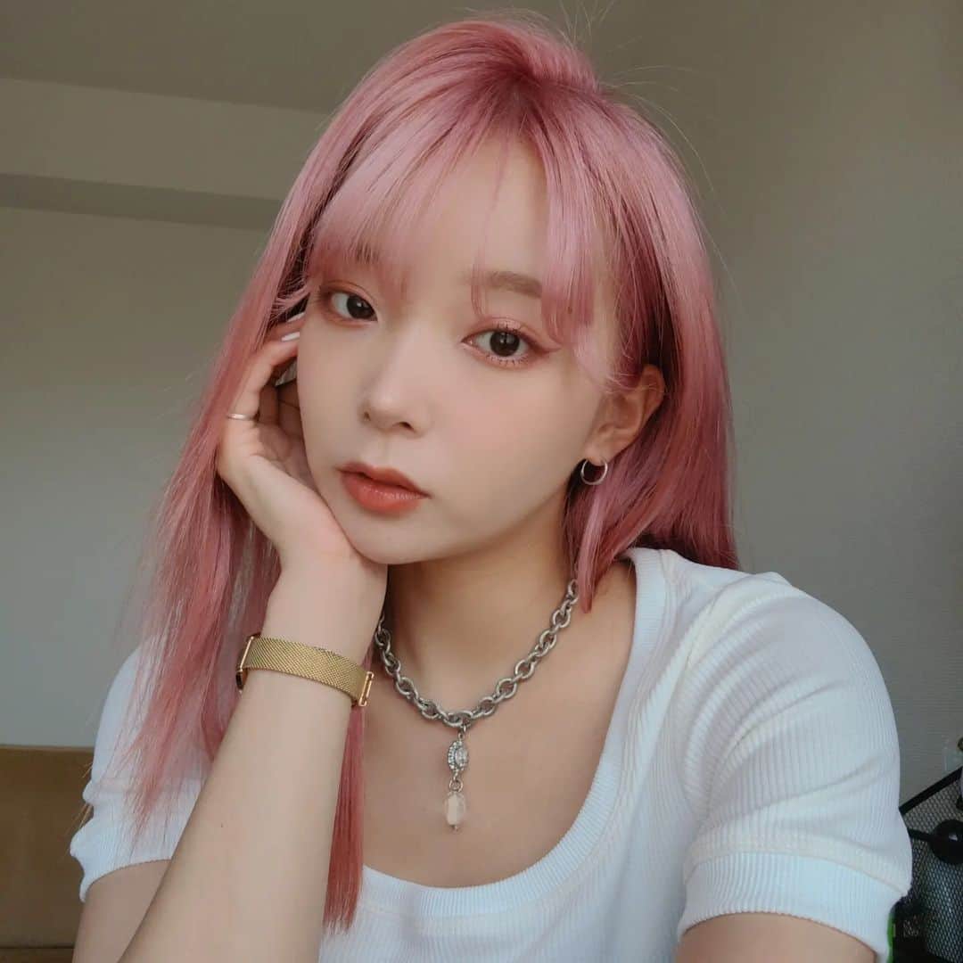 mam（まむ）のインスタグラム：「NewHair💗&💅 ピンク髪、復活💃💃  いつも通りヘアカラーは しがさんにやってもらったよ♥️ 夏だし明るい髪色！どうかなー？？💃💃  #instagood#haircolor#cute#pinkhair」
