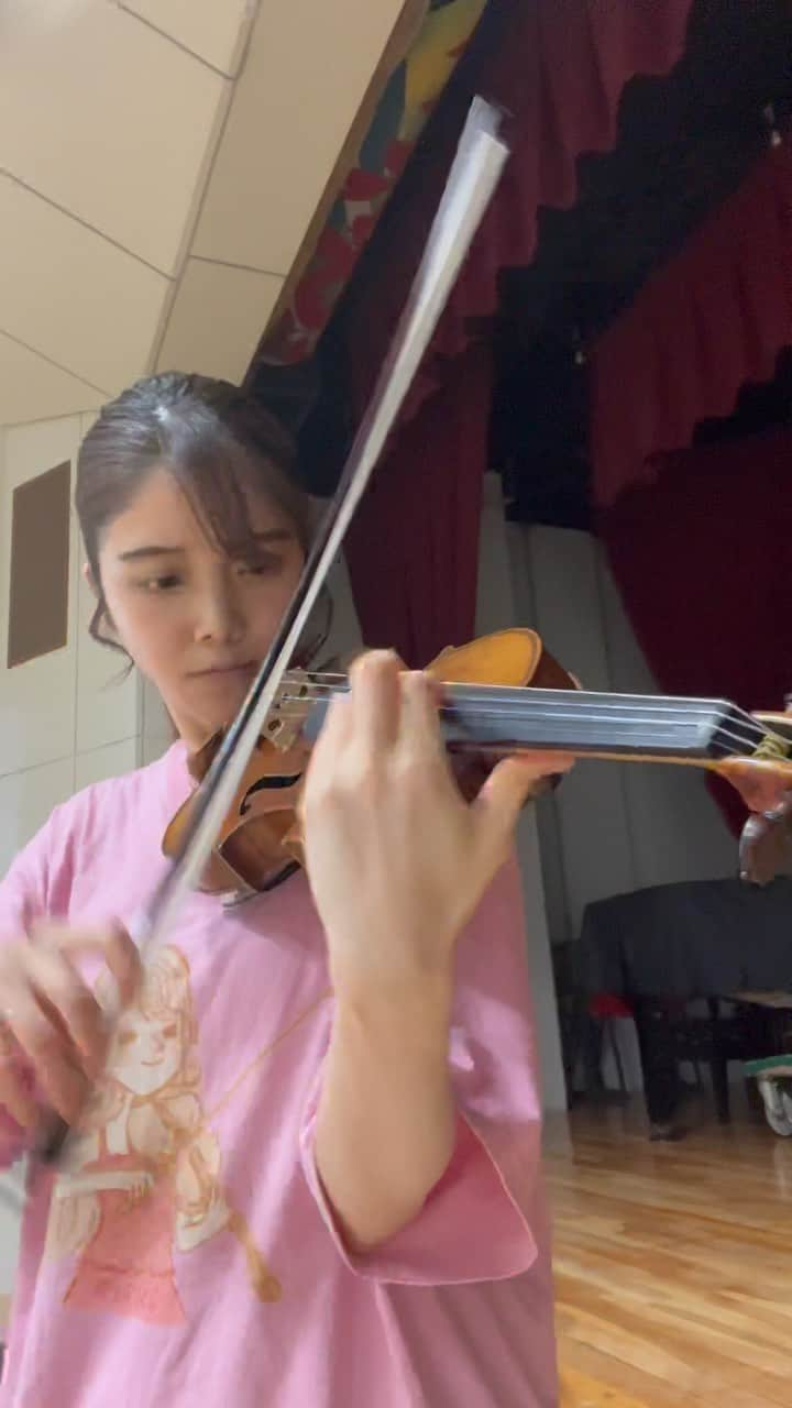 高木凜々子のインスタグラム：「#100daysofpractice (14) Paganini Caprice No.10  筋肉や運動神経が特に必要な10番🎻 毎日パガニーニに鍛えられています😆❤️‍🔥  コンサートまで残り1週間！！ 追い込むぞ〜！！  #violin #concert #music」