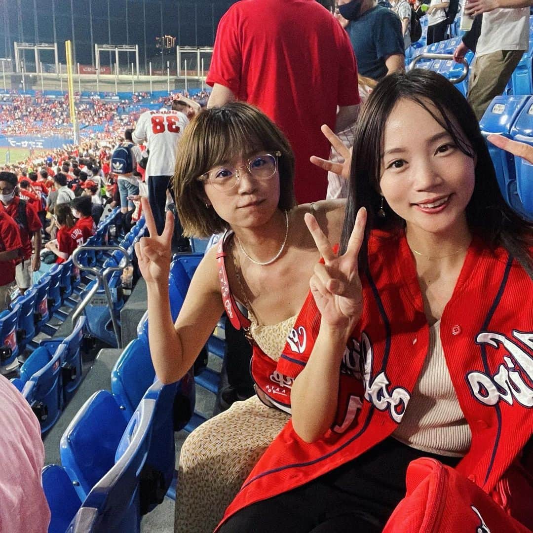 菜乃花のインスタグラム：「⚾️  イベントも一段落していざカープ戦へ！！！✌🏻  今年も神宮球場から花火を見上げて、 (夏だなあ〜）と幸せを感じました。  このルーティンは変わらず長く続けていきたいものです。  逆転勝利で最高の夜になりました(´ω`)！」