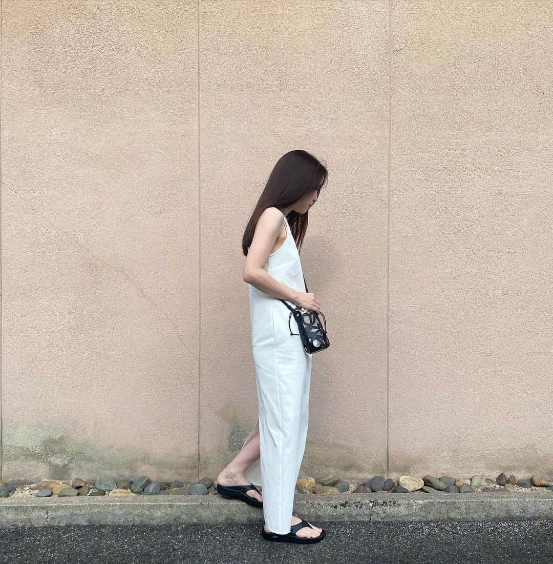 hannaさんのインスタグラム写真 - (hannaInstagram)「outfit☀︎ 子供達の美容室day✂︎  #outfit #oofos #loewe #夏コーデ #ワンピースコーデ #ワンピース#ロエベ#サンダル#楽ちんコーデ#シンプルコーデ #おちびコーデ」7月23日 19時19分 - hannaa0306