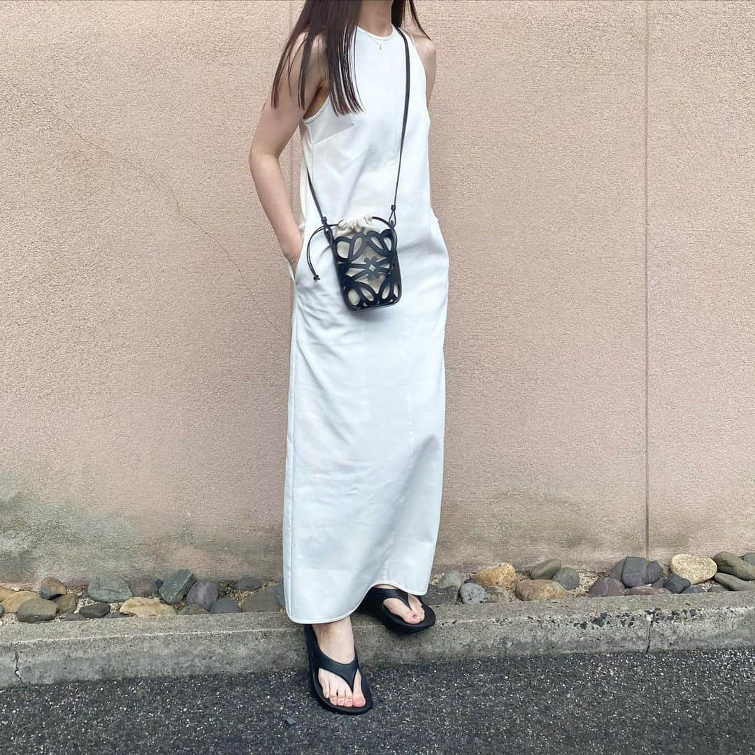 hannaさんのインスタグラム写真 - (hannaInstagram)「outfit☀︎ 子供達の美容室day✂︎  #outfit #oofos #loewe #夏コーデ #ワンピースコーデ #ワンピース#ロエベ#サンダル#楽ちんコーデ#シンプルコーデ #おちびコーデ」7月23日 19時19分 - hannaa0306