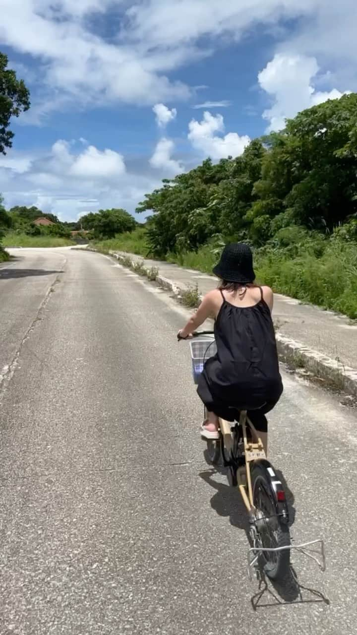 久松かおりのインスタグラム：「. 久しぶりのリール投稿✌️ 竹富島サイクリング楽しかった〜☺️✨」