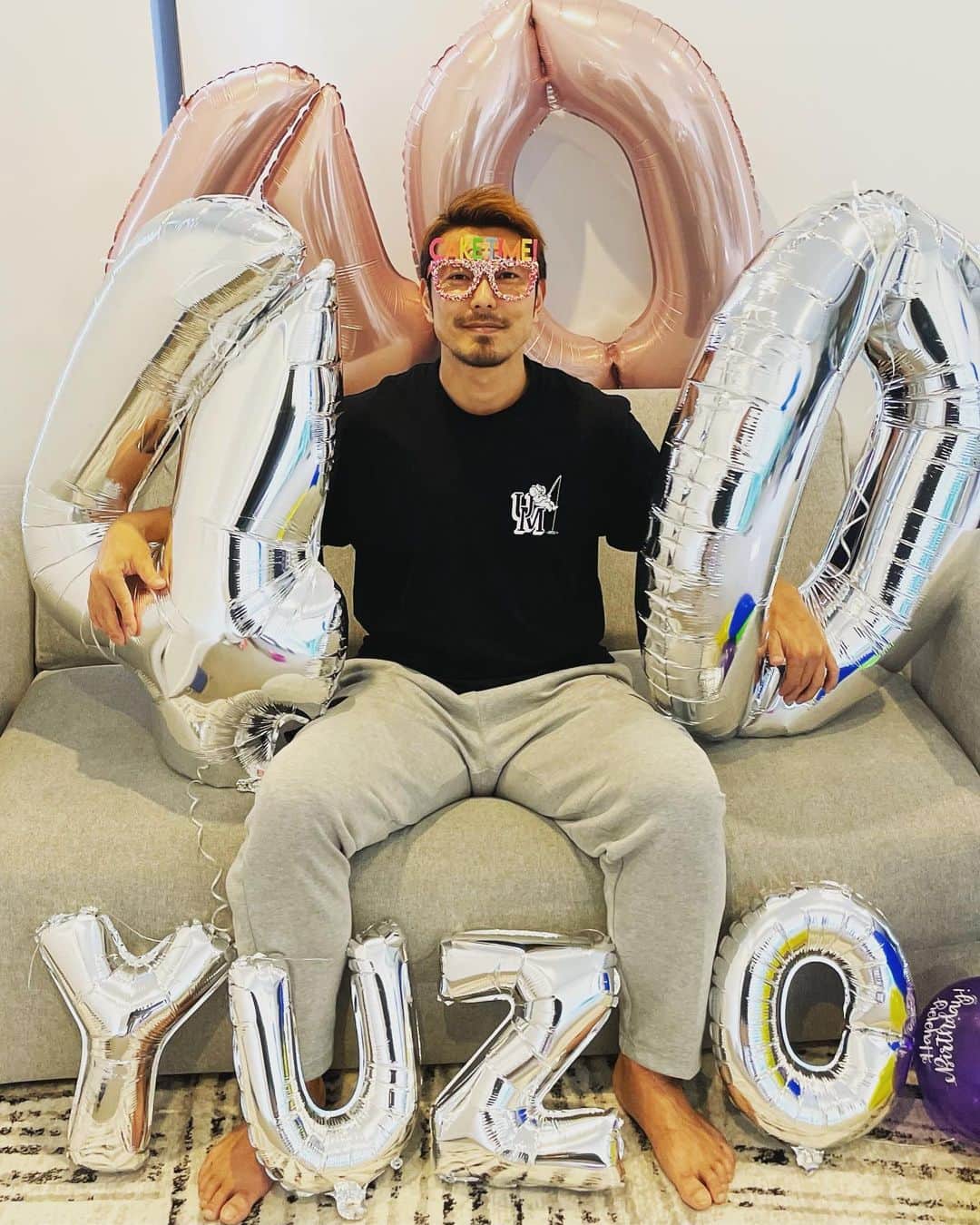 田代有三のインスタグラム：「. 昨日遂に40歳になりました。 オーストラリアではBig40と言って人生でかなり重要な節目みたいです。たぶん‥  これまで色んな方に支えられて、幸せにオーストラリアで生活出来ている事に本当感謝しています。 サッカー選手を引退してもうすぐ丸4年。 少し休みたいなと自分に甘えてばっかりだった自分がこの4年間いたので、40歳になり、、、また20歳の頃のようなギラギラした自分を思い出し、奮い立たせて頑張ろうと思っています！！  妻にはいつも助けられてます。誕生日プレゼントももらい素敵なランチに連れて行ってもらいました。子供達も色々な場所に引っ越しで連れ回して大変な思いさせて来ました。これからも沢山一緒に時間を過ごして世界の色々な所を見せれるようにパパ頑張ろうと思っています。いつもありがとう。  そんな感じで元気でシドニーで暮らしています。3年間日本に帰れてないので、そろそろ一時帰国しようと思っているのでその時は皆さま宜しくお願いします。 鹿島、山形、神戸、大阪は特に思い入れがあるので是非行った際はみんな会いに来てください😊 #この40の数字のようにギラギラした40代を過ごします#シドニー住んでたらあんまり日本恋しくならない#でもそろそろ帰りたいかな#最近日本語下手になってます#かと言って英語も上手くないです#とりあえずみんなありがとう#4年寝太郎」