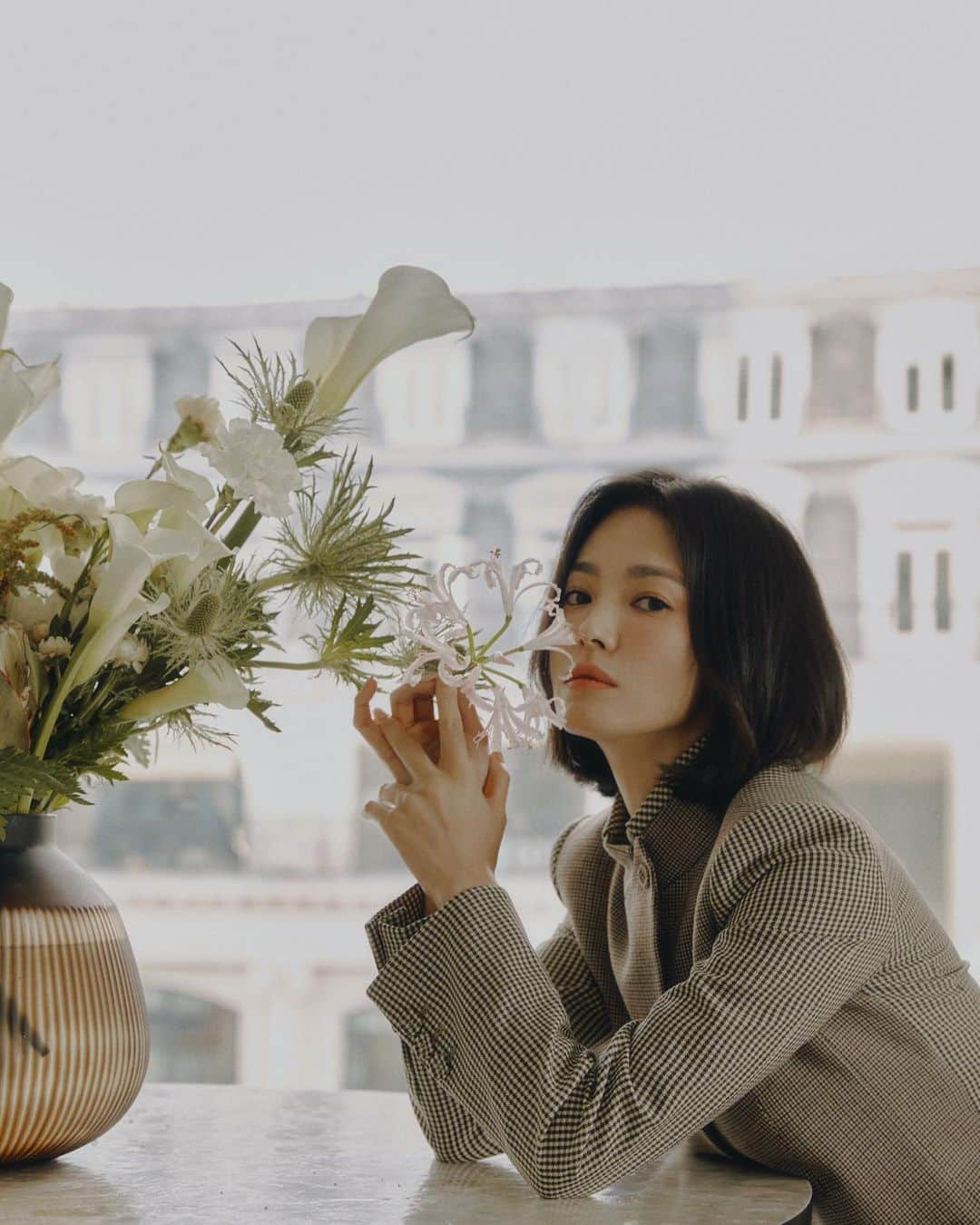 ソン・ヘギョのインスタグラム：「@fendi 🖤 @wkorea  @parkjongha」