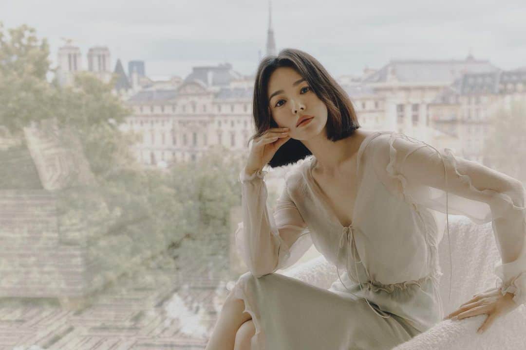 ソン・ヘギョのインスタグラム：「@fendi 🖤 @wkorea  @parkjongha」
