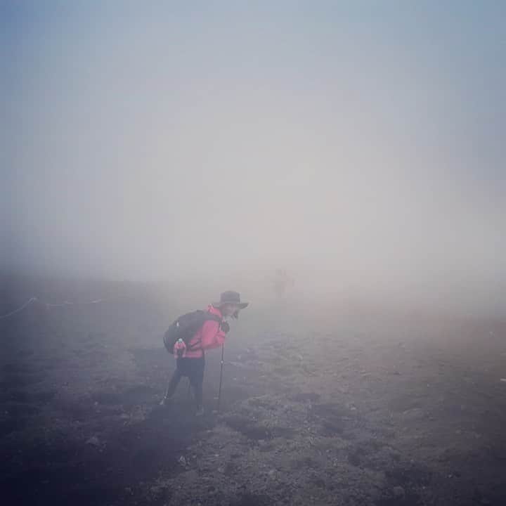のインスタグラム：「帰り道は濃霧でした 山の天気ってほんとに変わりやすいんだね #富士登山 #座んな」