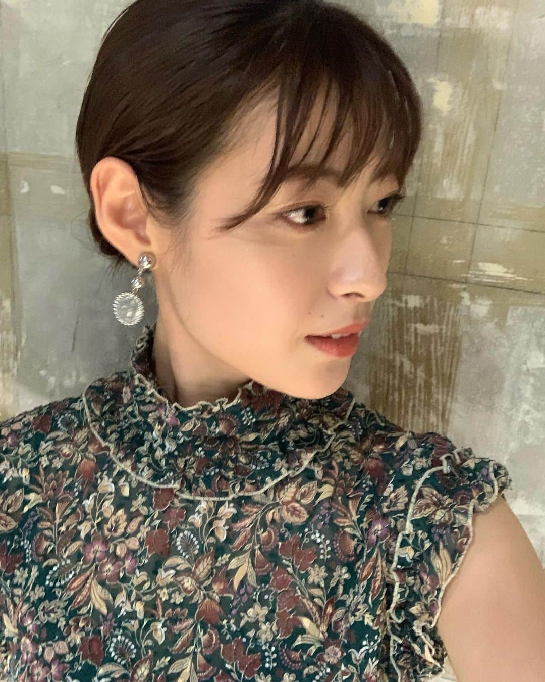 瀧本美織のインスタグラム：「. 「再生できないホームビデオありませんか？」 収録してきました👼🏻 とんでもなく懐かしい方とリモートで繋がれたり、 感情が忙しかったです！笑 放送が近づいたらまたお知らせしますね👒  tops&bottoms @tiit_tokyo @the.pr_  @earrings_larc  bracelet @__ripsalis__  💍 @do_la.official @hemca_official   #nhk  #再生できないホームビデオありませんか」