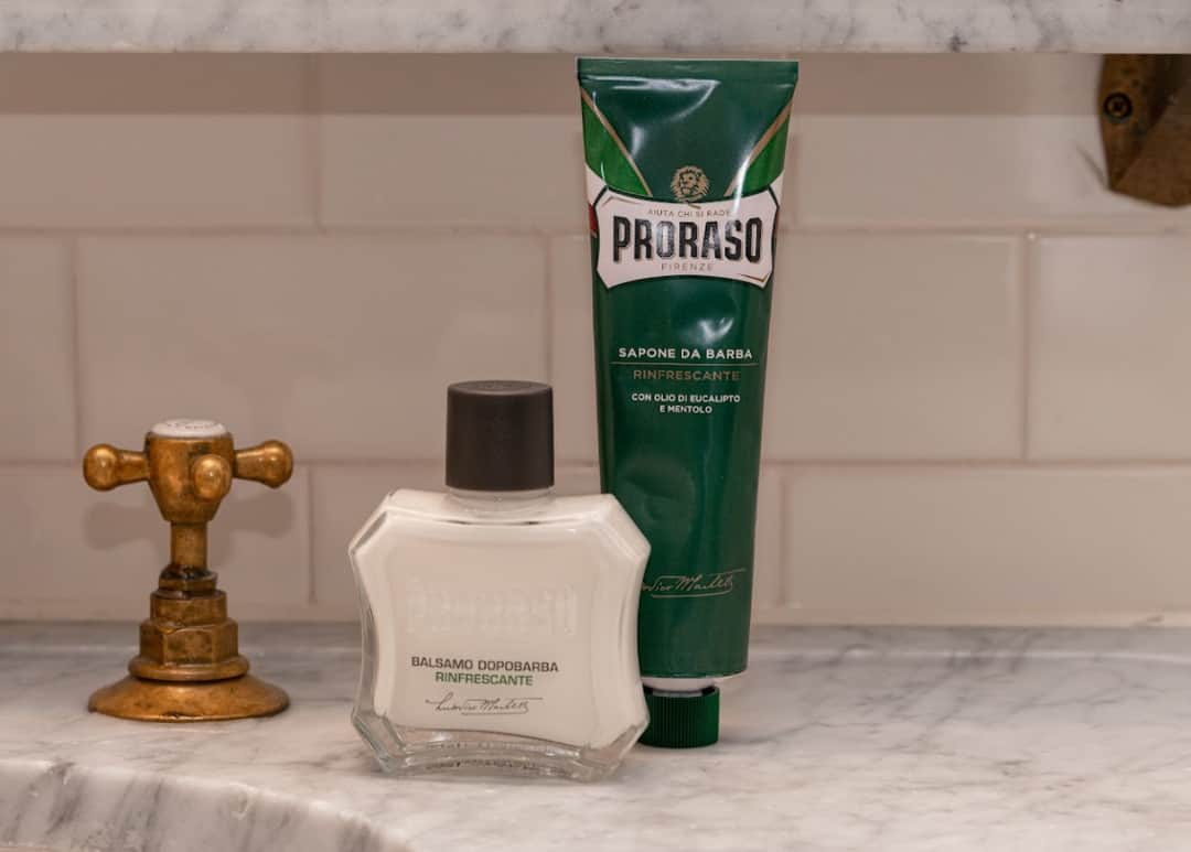 Proraso Japanのインスタグラム：「PRORASOの商品はパラベン、鉱物油、シリコン、着色料不使用のため、肌トラブルにお悩みの方にも安心して使って頂けます。​​​​​​​​​​​​​​​​ ​​​​​​​​​​​​​​​​ 個人のヒゲの状態や肌質によって商品を選べるのも特徴です。​​​​​​​​​​​​​​​​ ​​​​​​​​​​​​​​​​ PRORASOであなたの朝の相棒を探してみて。​​​​​​​​ ​​​​​​​​​​​​​​​​ #proraso #prorasousa #prorasofirenze #シェービングクリーム #シェービング #ProShave #Italian #ItalianShave #イタリア製 #バーバースタイル #バーバーショップ #髭脱毛 #メンズスタイル #シェービングフォーム #Barber​​​​​​​​​​​​​​​​ #メンズヘアスタイル #ヒゲ男子 #ヒゲ #BarberShop #ヒゲ脱毛 #メンズヘア #シェービングエステ #おしゃれさんと繋がりたい」