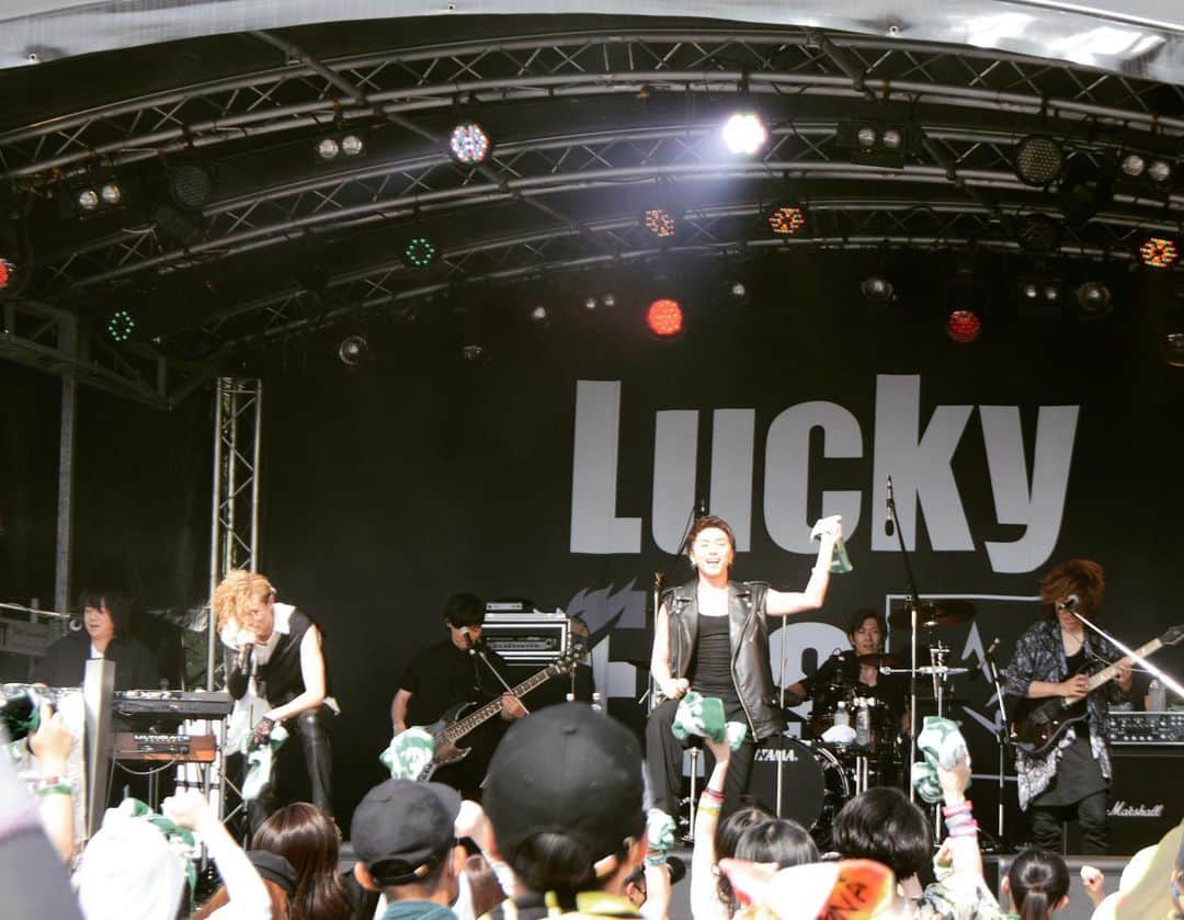 kiyoのインスタグラム：「LuckyFM GreenFestival 酷暑の中、本当にありがとうございました！ とても心強かったし楽しかったです！ ⁡ ２枚目 俺ちっちゃ ３枚目 Novelbrightの皆さんと #luckyfes  #nicorilighttours  #novelbright」